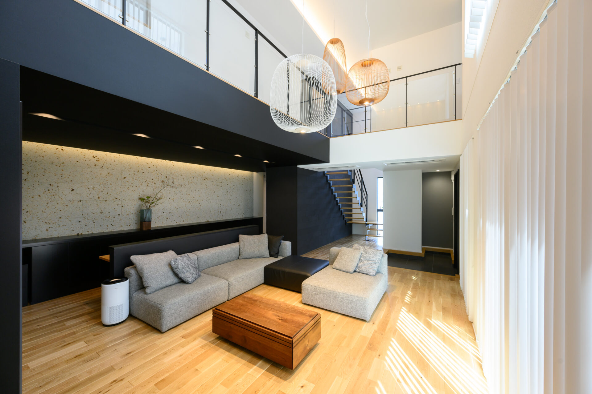 施工事例 No. 144 空間を美しく仕切り、光と影を味方にする鉄骨階段