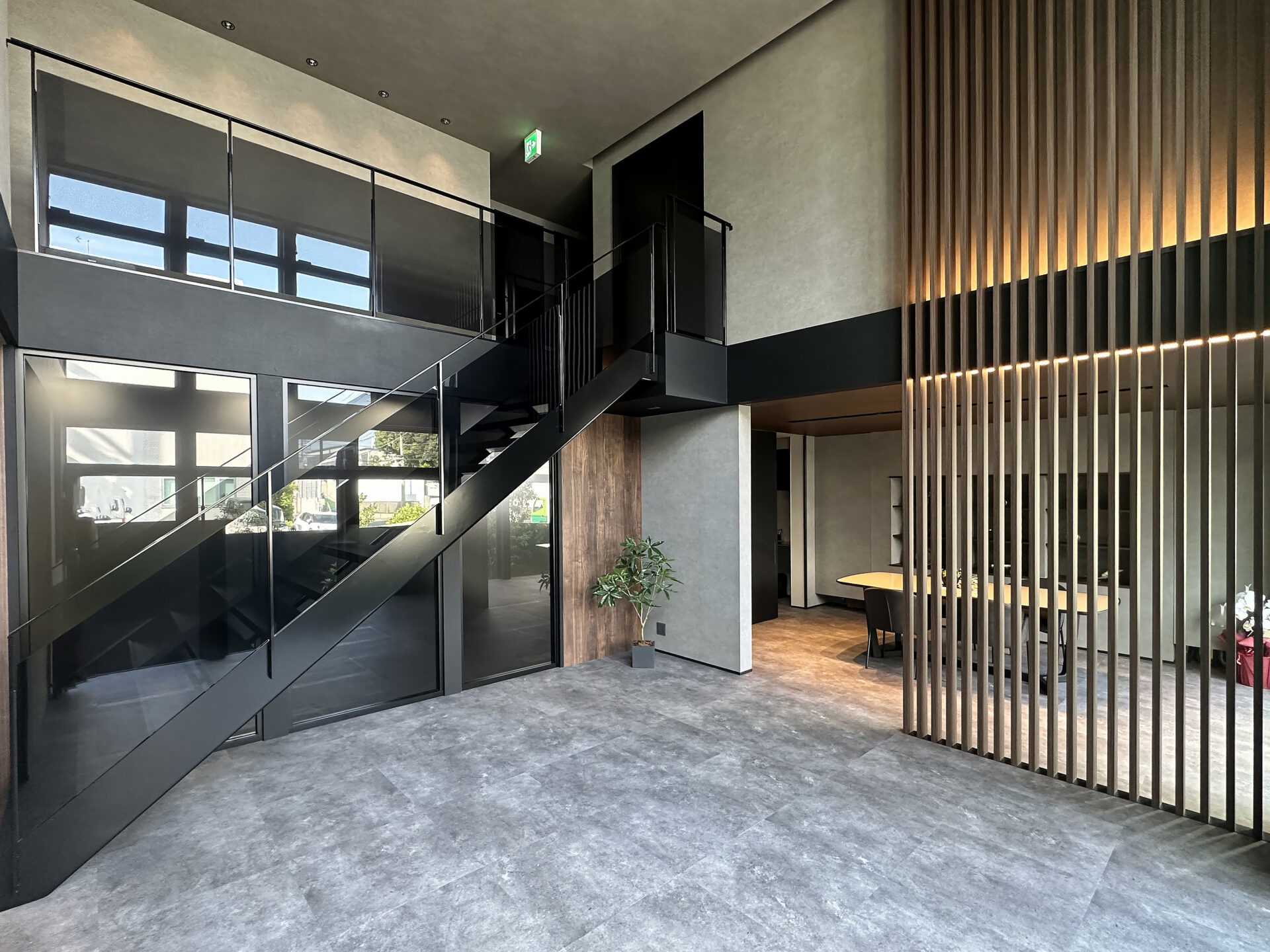 施工事例 No. 73 シースルー階段で魅せる、シックでモダンな空間演出