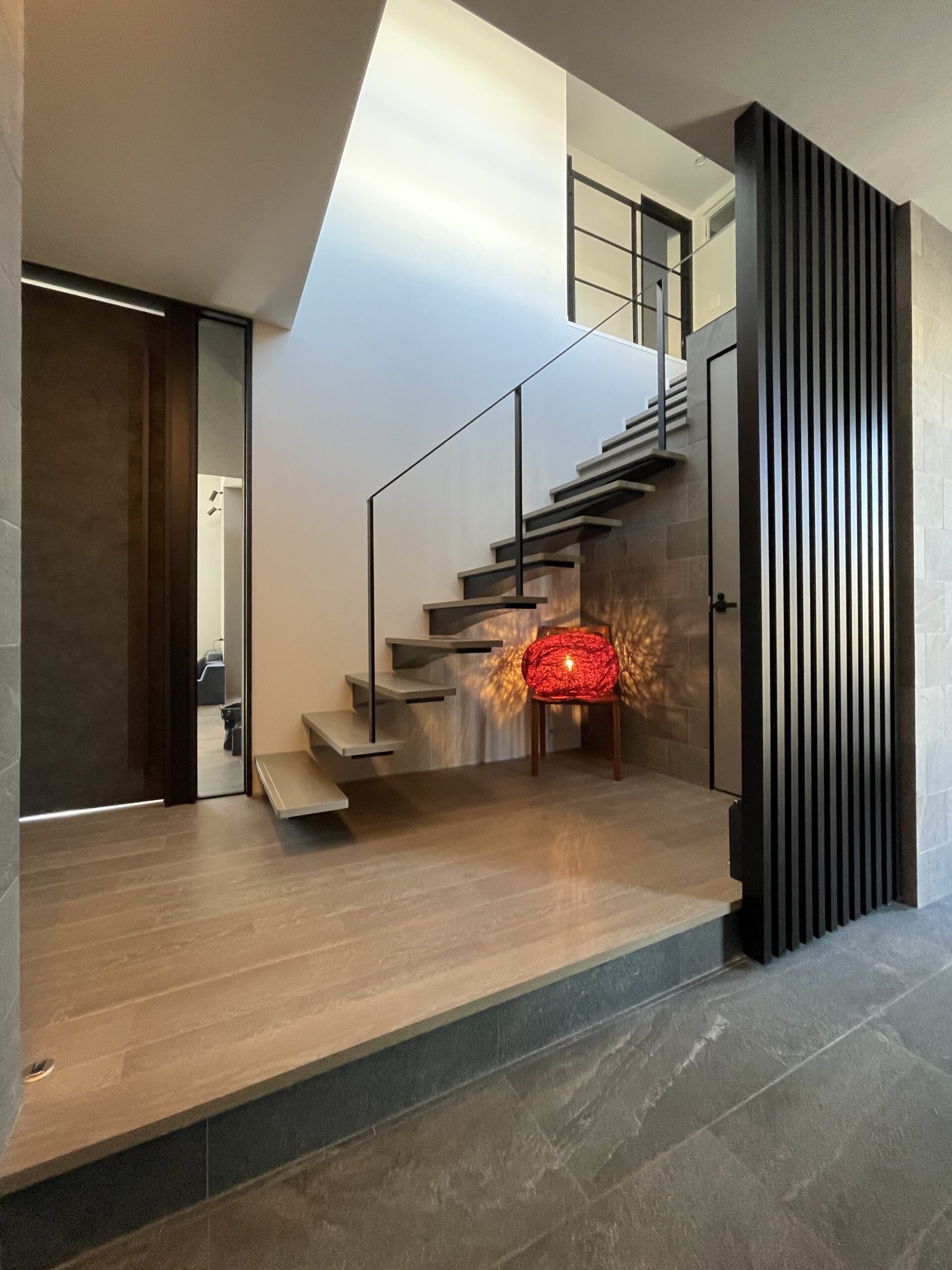 施工事例 No. 72 空間に浮かぶアート、浮遊感を演出する片持ち階段