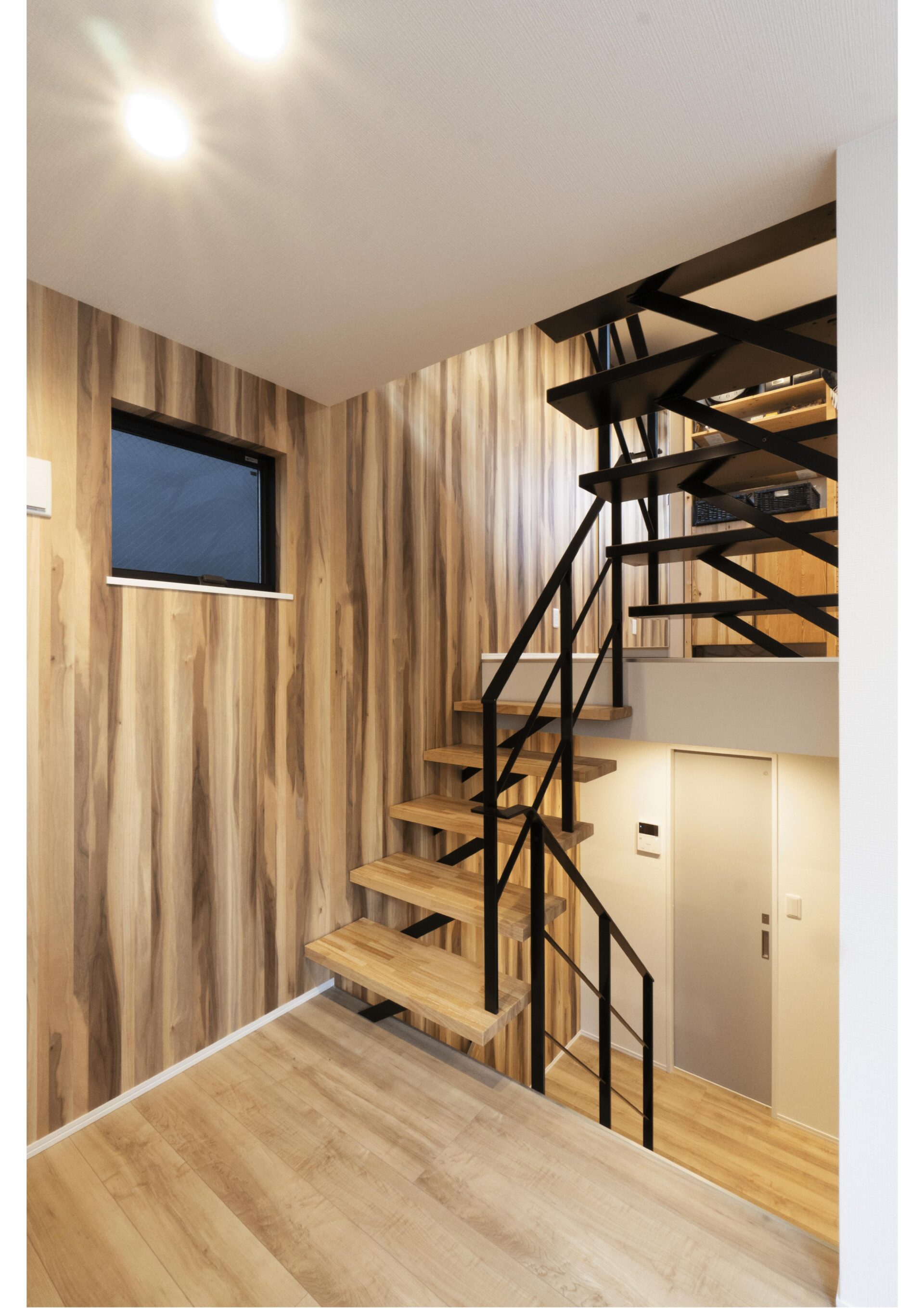 施工事例 No. 142 狭小住宅に開放感を生む木とスチールの階段