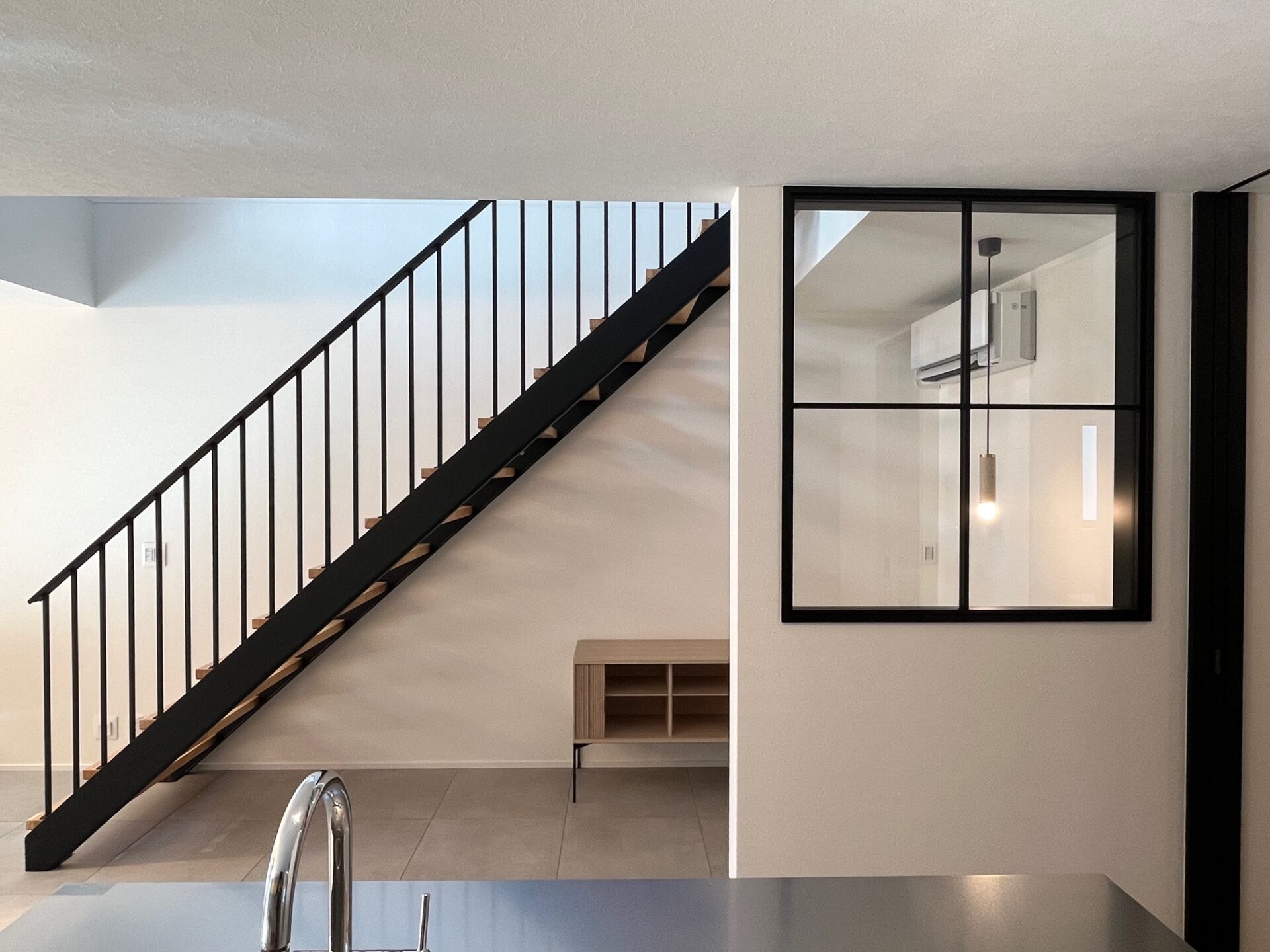 施工事例 No. 74 縦格子が奏でる、クールで温もりあるシースルー階段