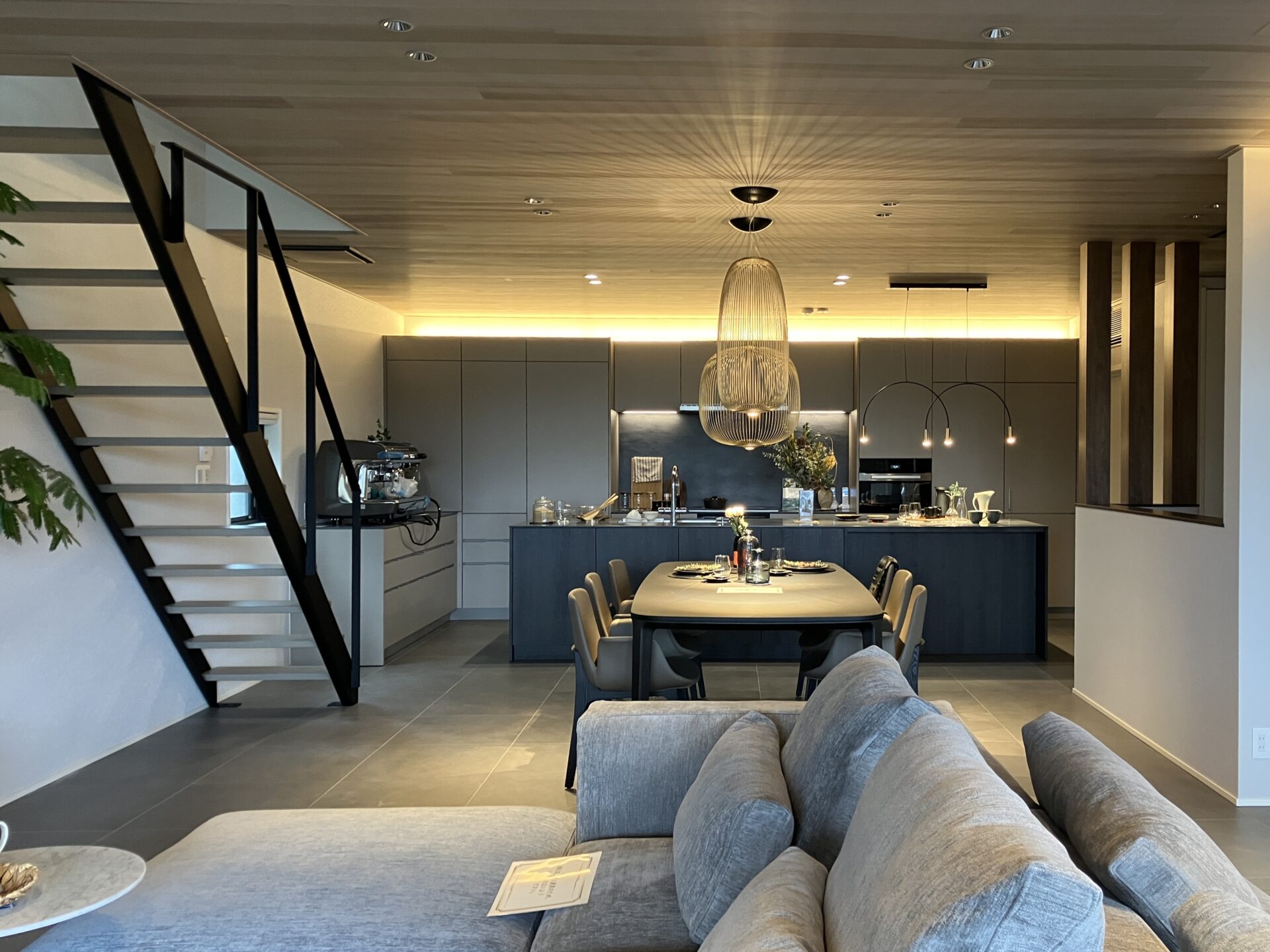 施工事例 No. 106 グレーの空間を引き締めるおしゃれなシースルー階段