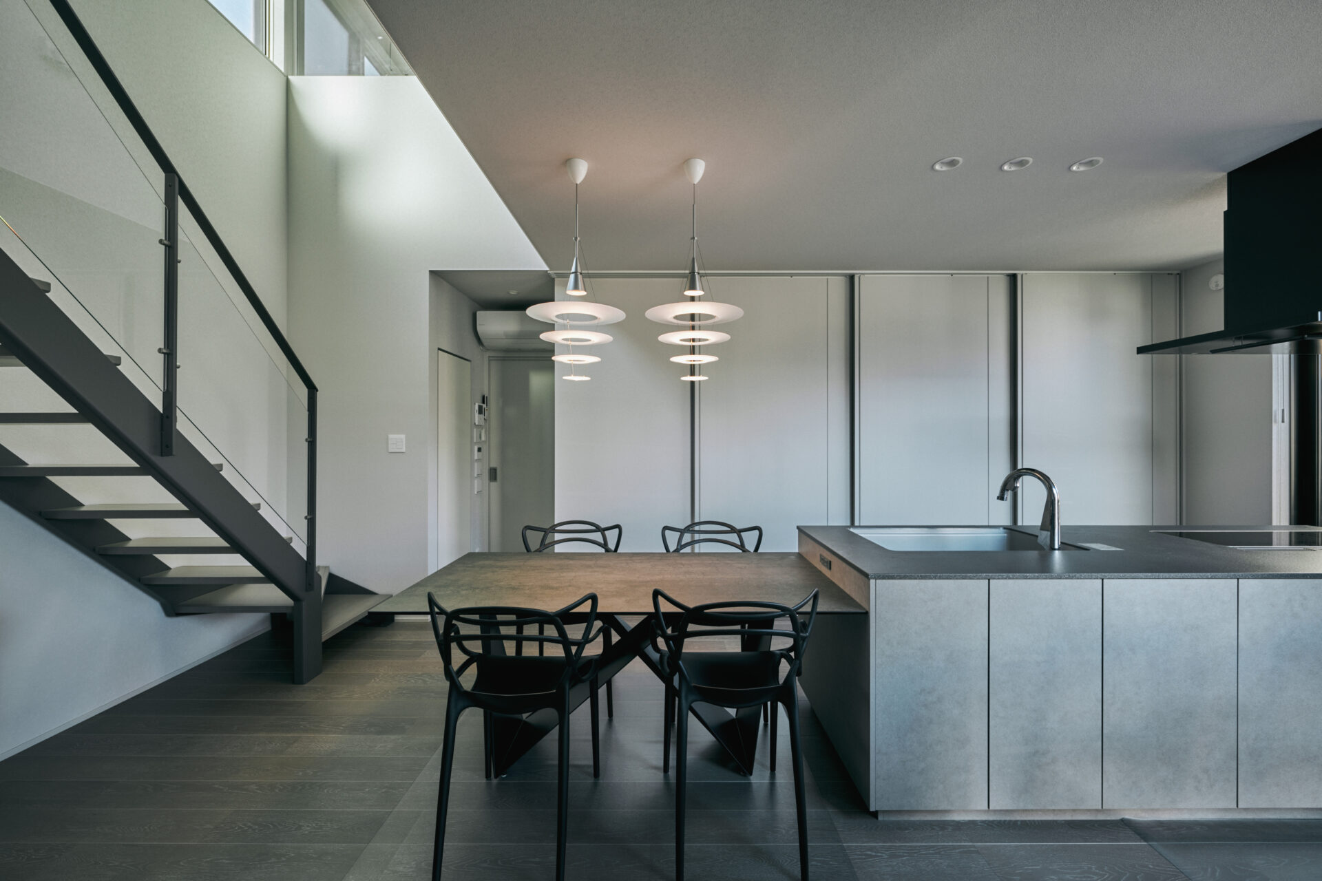 施工事例 No. 149 空間と一体化する、流れるような階段デザイン