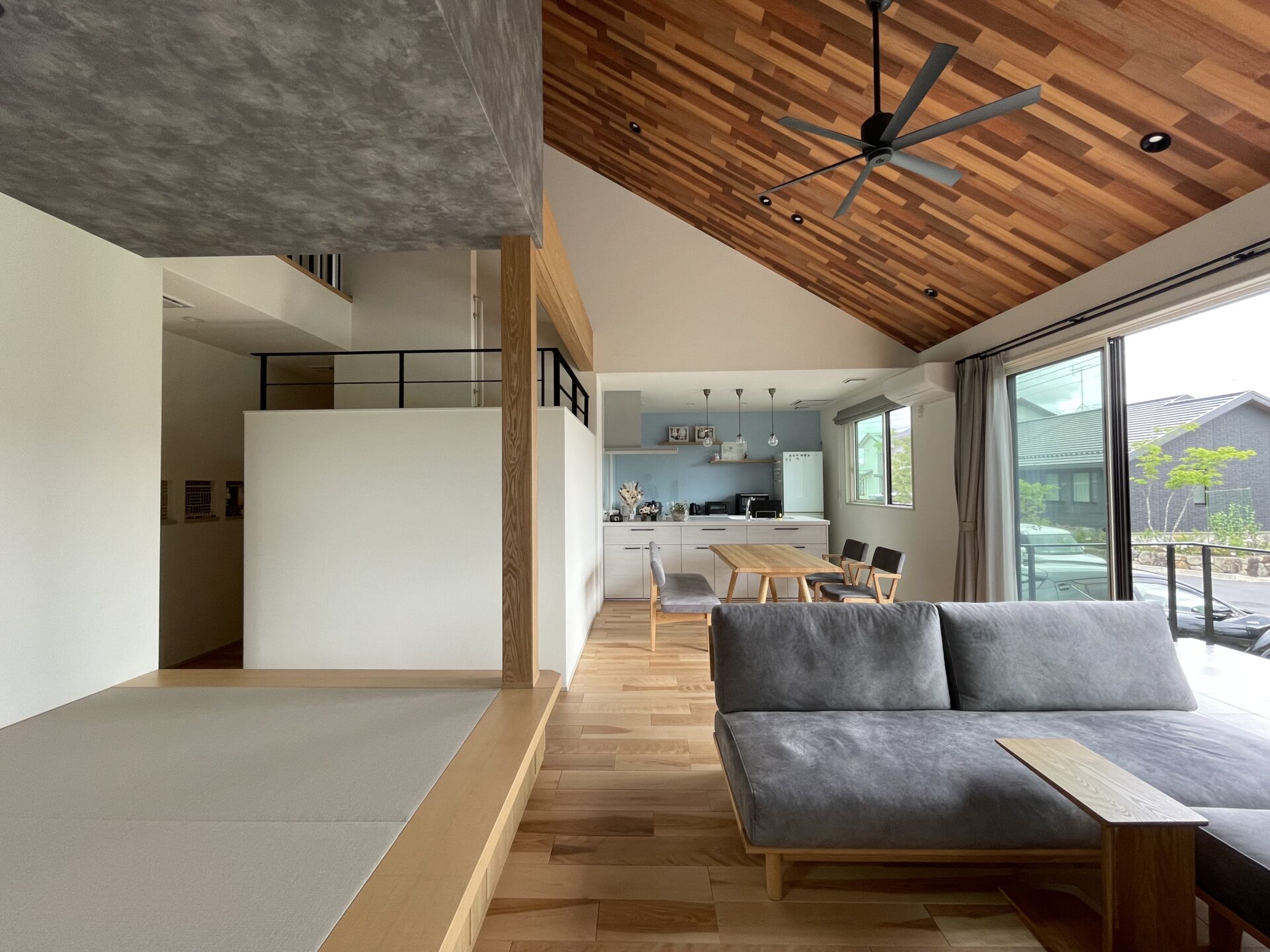 施工事例 No. 66 視線を遮らず、空間を縁取るアイアン手すり