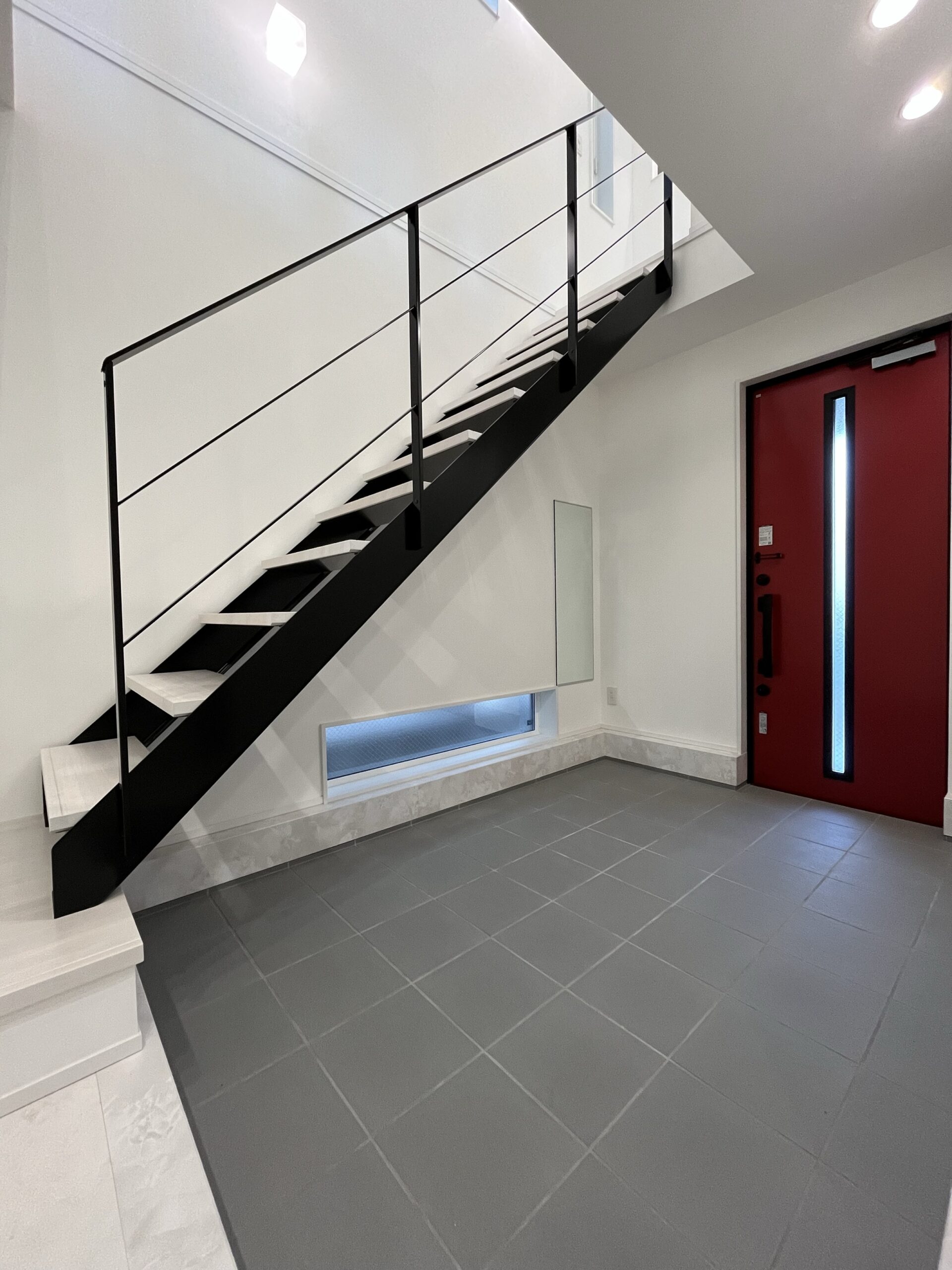 施工事例 No. 71 浮遊感のあるシースル階段が、玄関ホールに開放感を与える