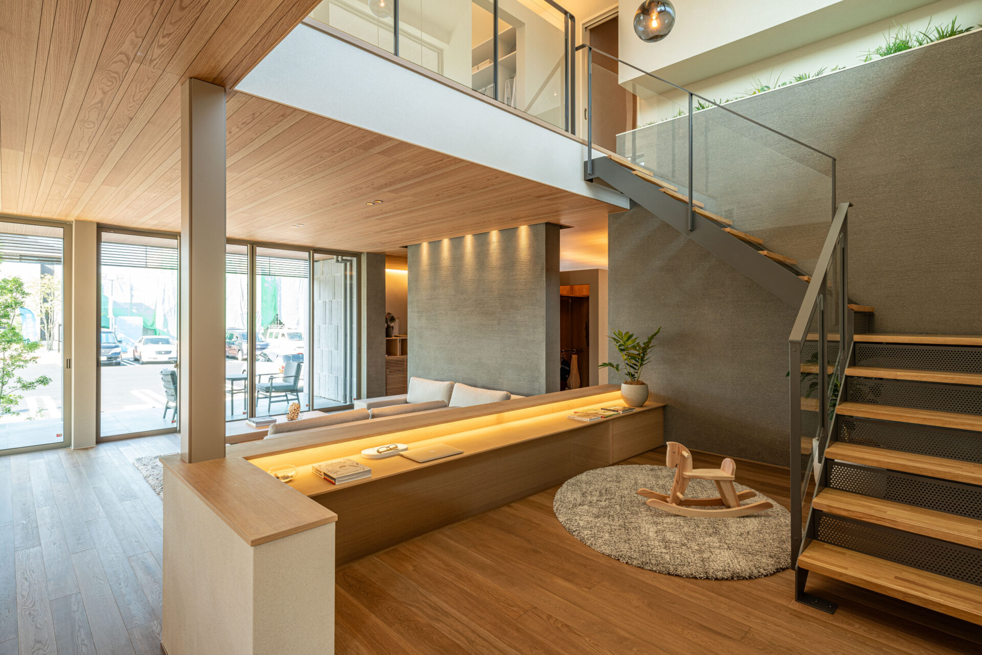 施工事例 No. 67 抜け感のあるシースル階段が、空間に「軽さ」と「広がり」をもたらす