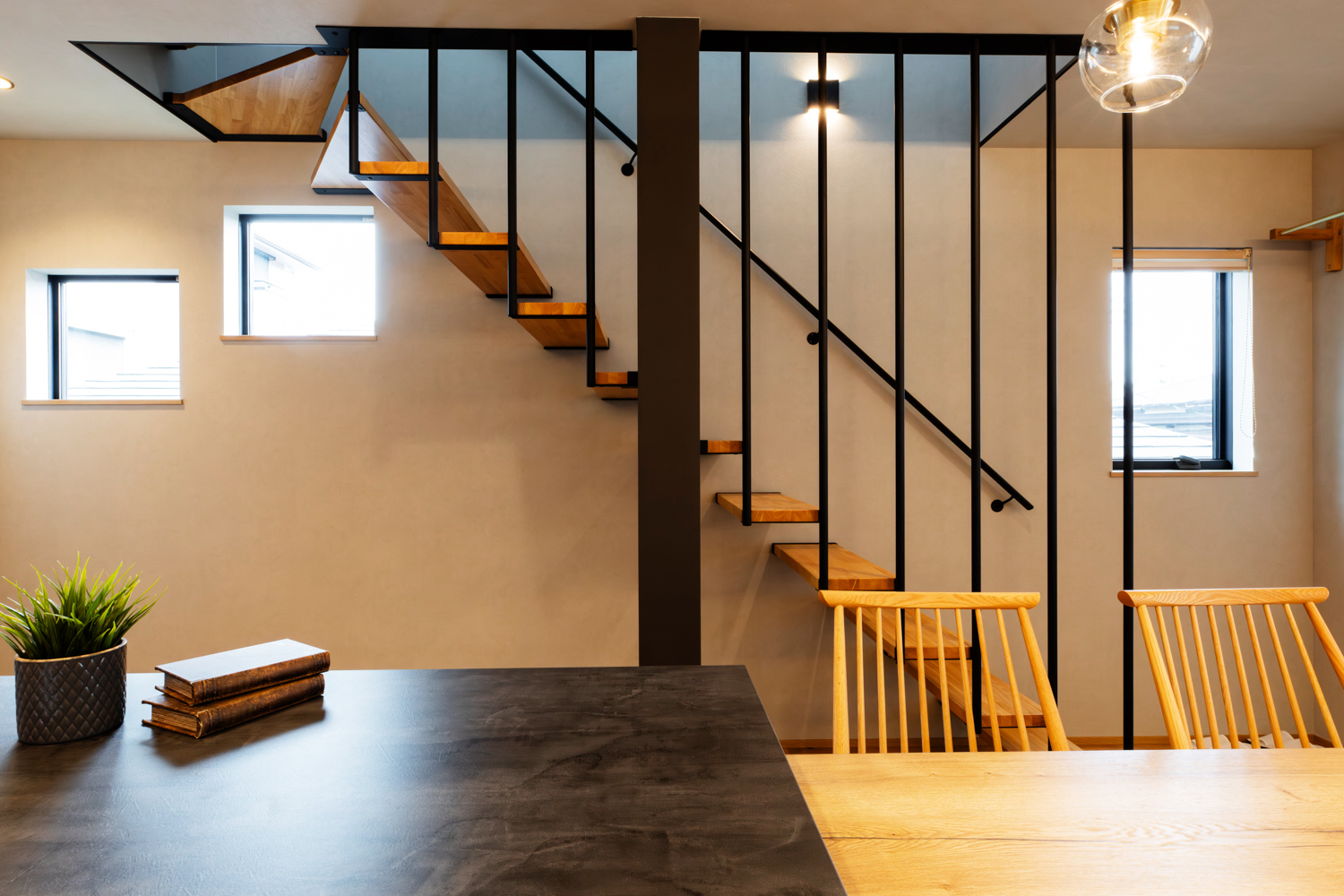 施工事例 No. 75 シースルー階段が魅せる、狭小住宅の抜け感設計