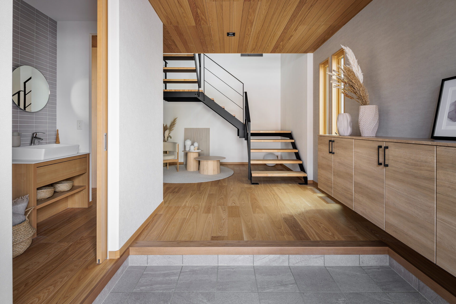 施工事例 No. 138 暮らしの入口に佇む、静謐なデザイン階段