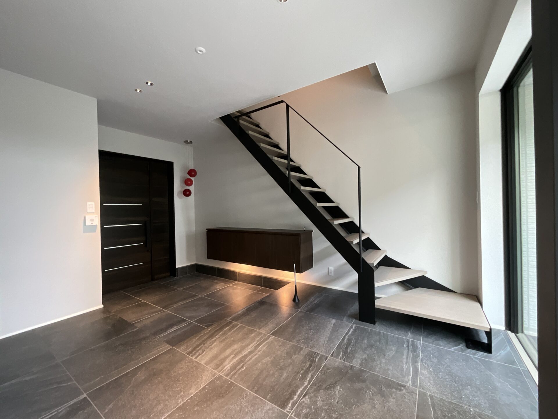 施工事例 No. 123 グレーの空間を引き締めるおしゃれなシースルー階段