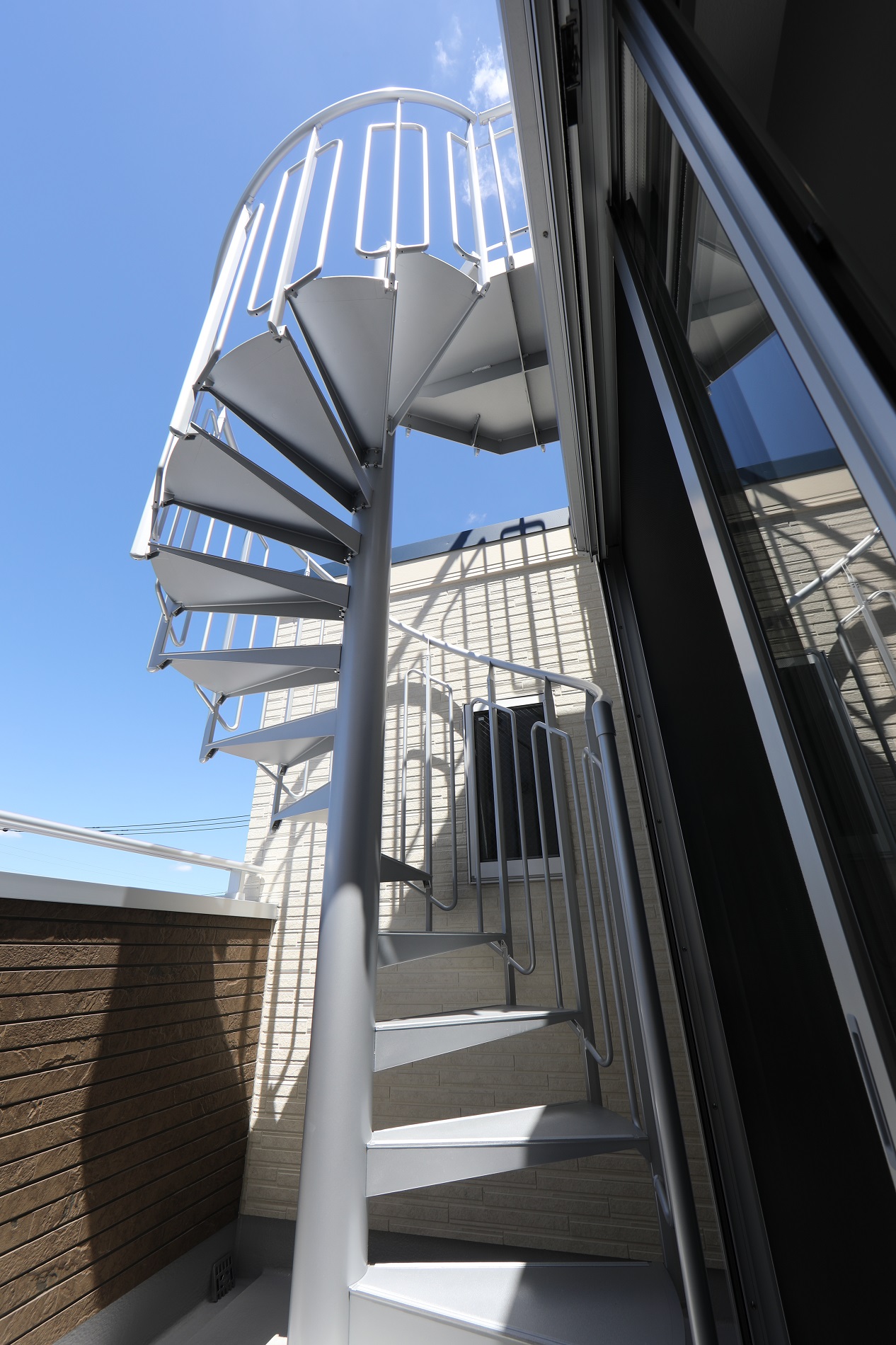 施工事例 No. 140 空へ伸びるスタイリッシュな螺旋階段 | 屋外階段製品, KD