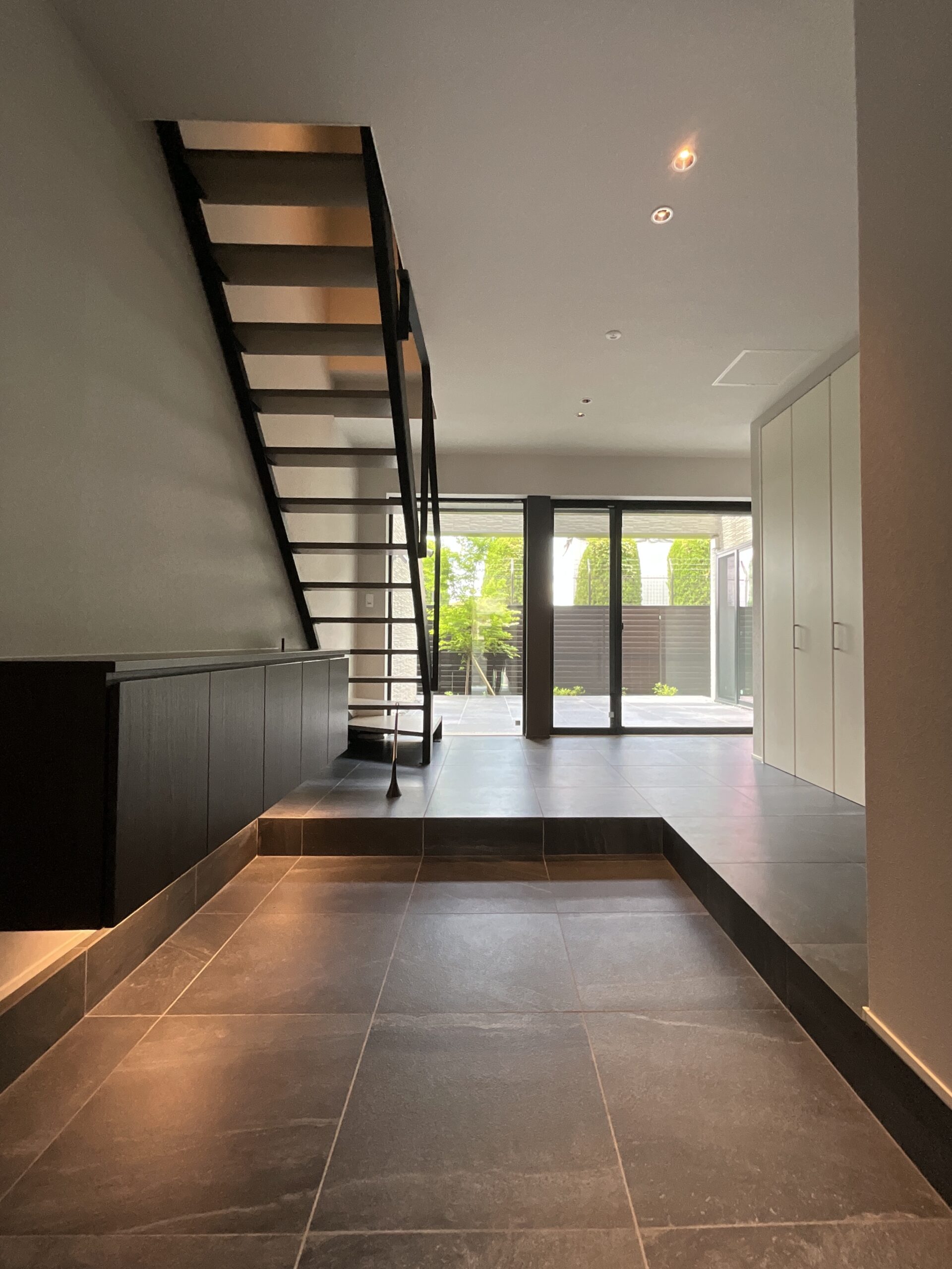 施工事例 No. 134 グレーの空間を引き締めるおしゃれなシースルー階段