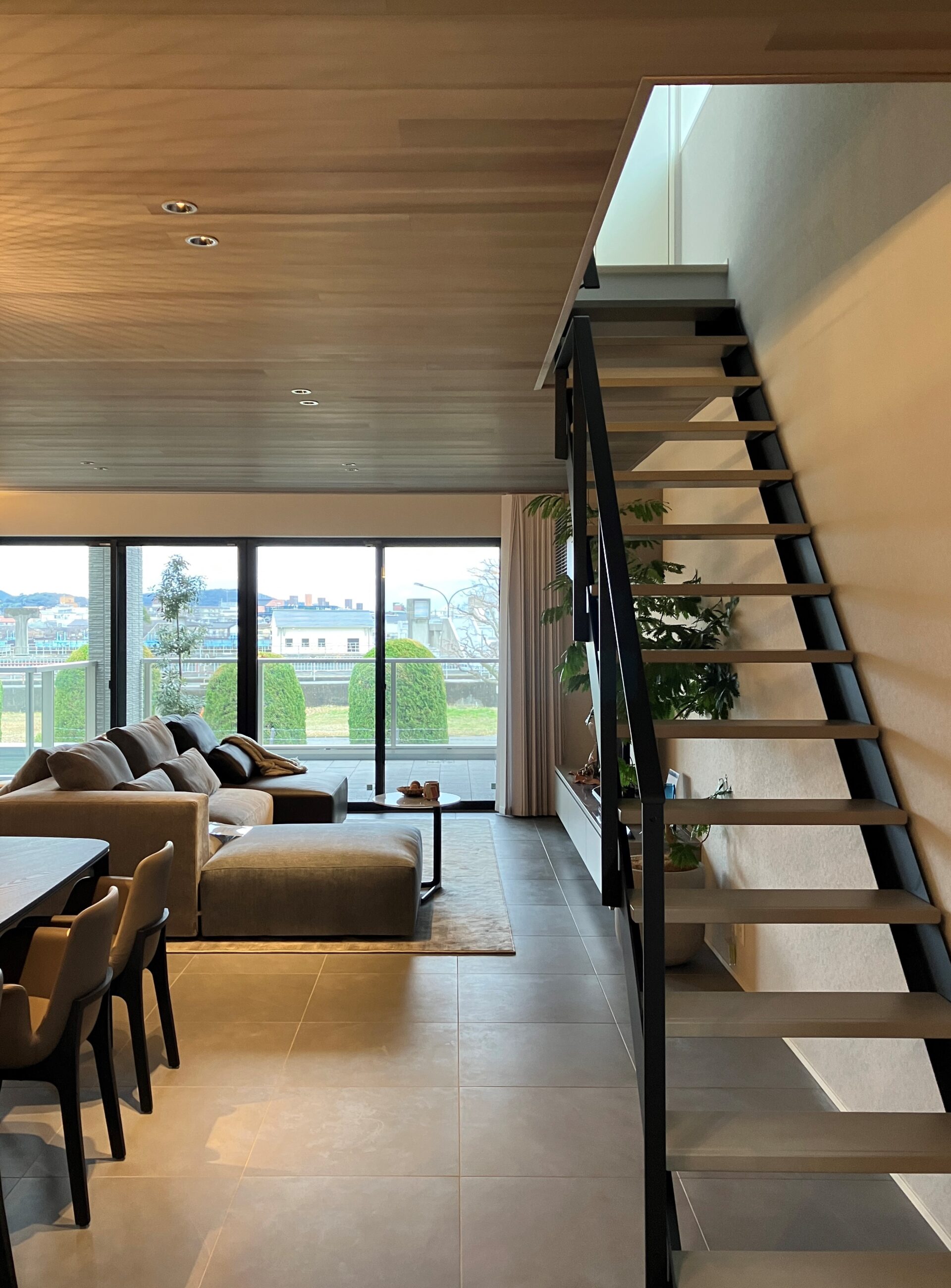 施工事例 No. 78 グレーの空間を引き締めるおしゃれなシースルー階段