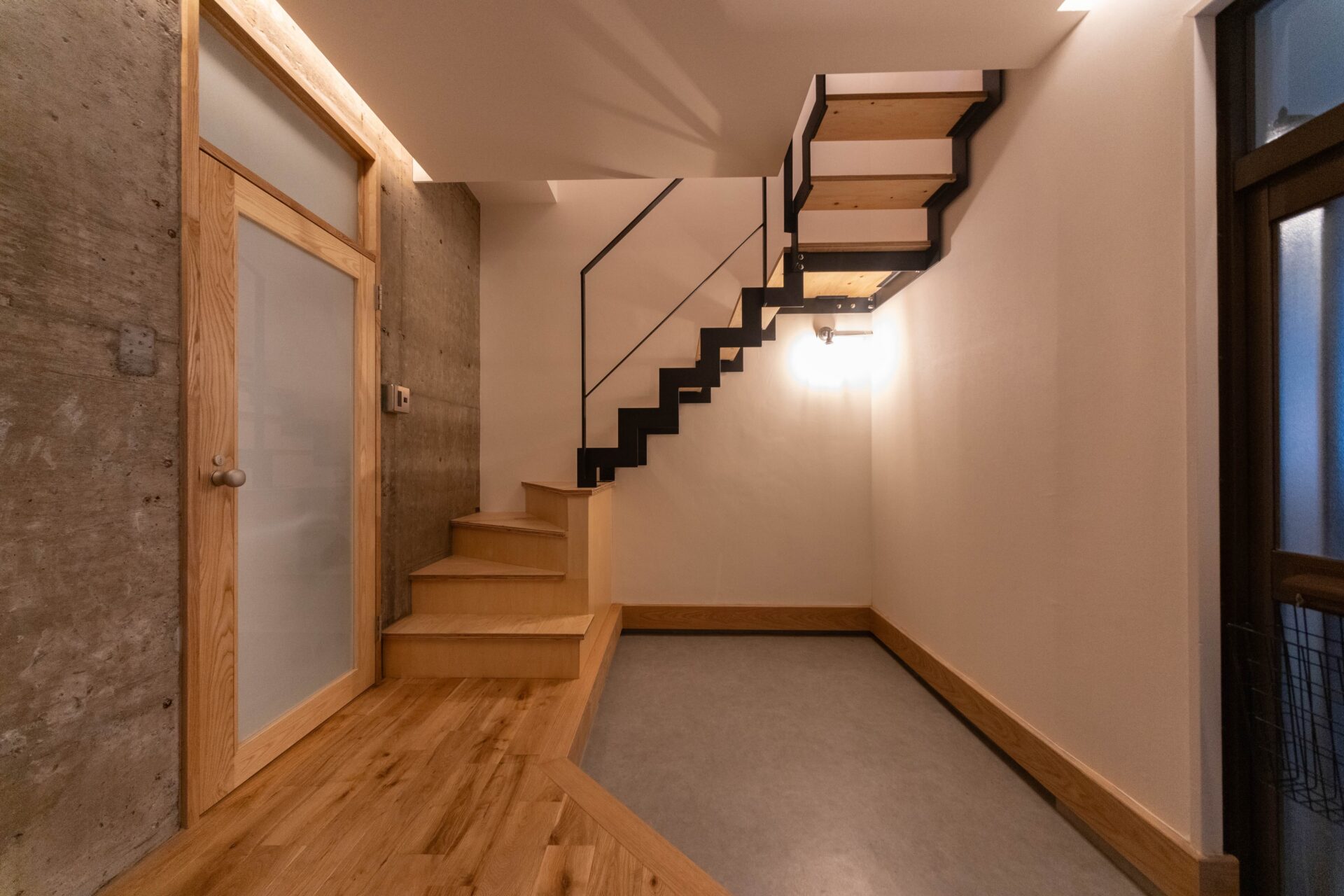 施工事例 No. 141 木と鉄が調和するシンプルな階段