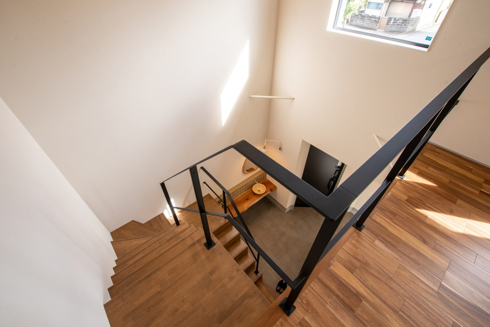 施工事例 No. 77 温かな空間を引き締めるブラックのアイアン手すり