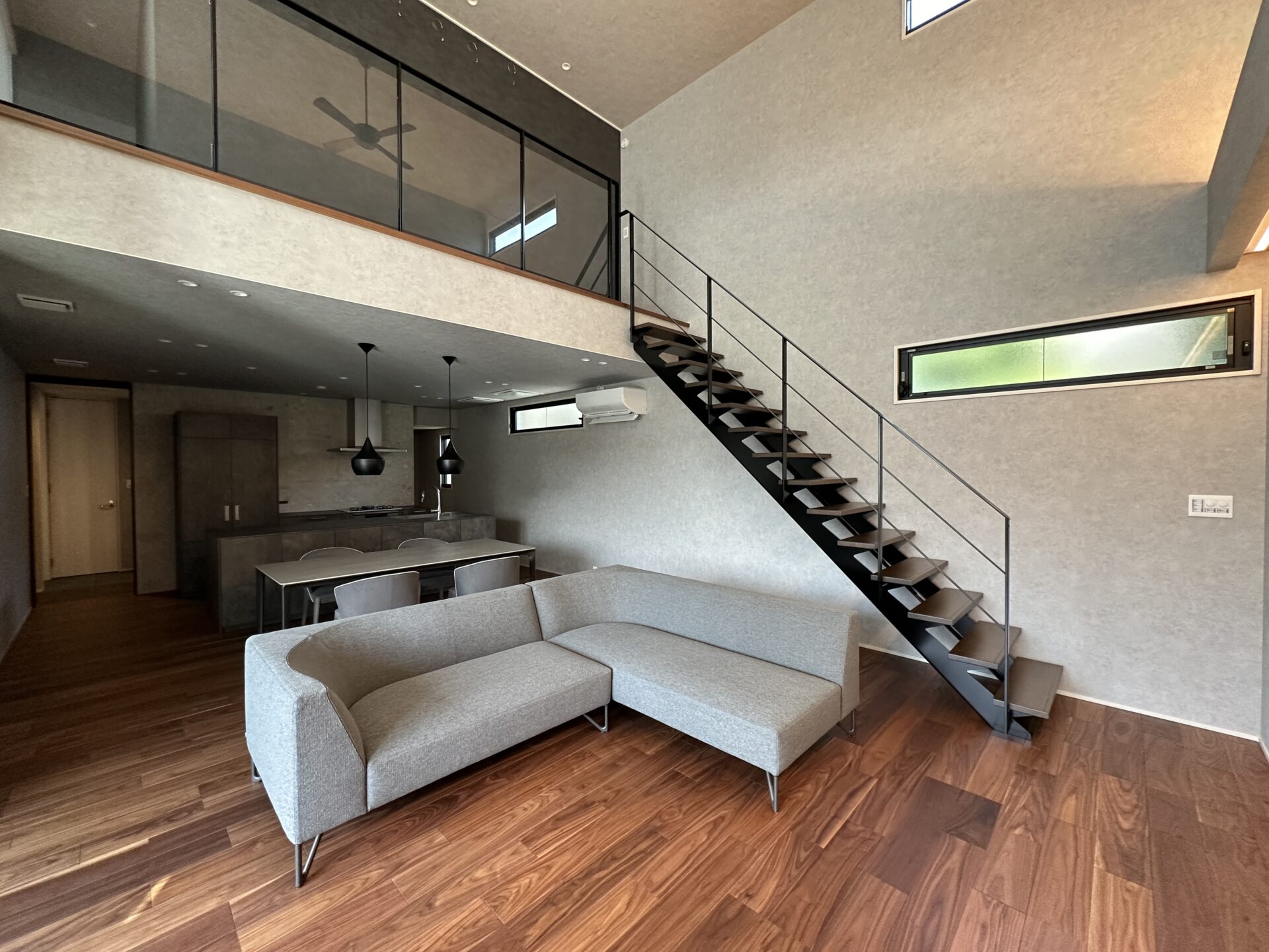 施工事例 No. 103 見せたくなる階段が、暮らしを変える。リビングに映える、デザインの力。