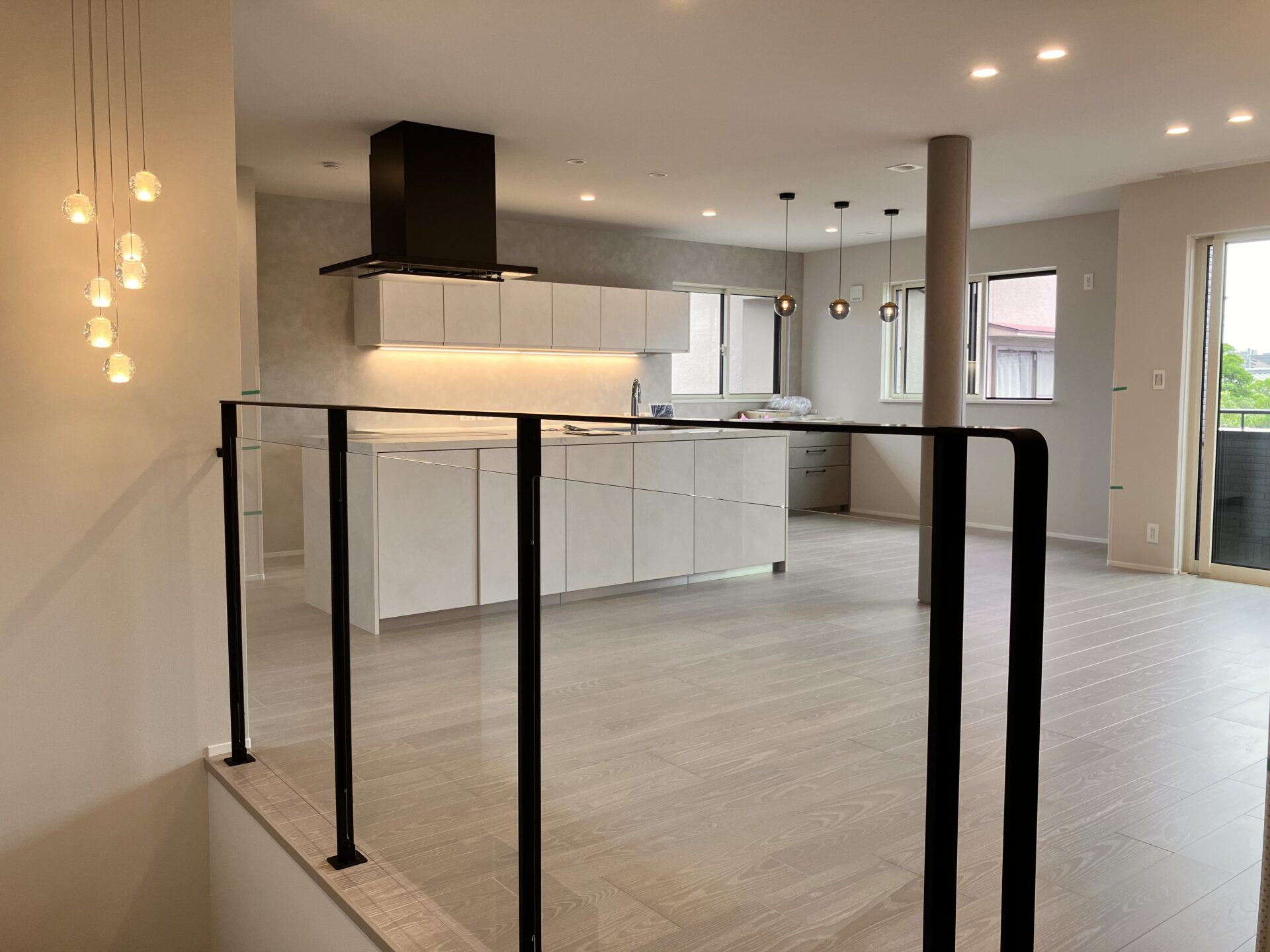 施工事例 No. 93 窓からの光を通し、部屋を広く見せるシンプルなガラス手すり