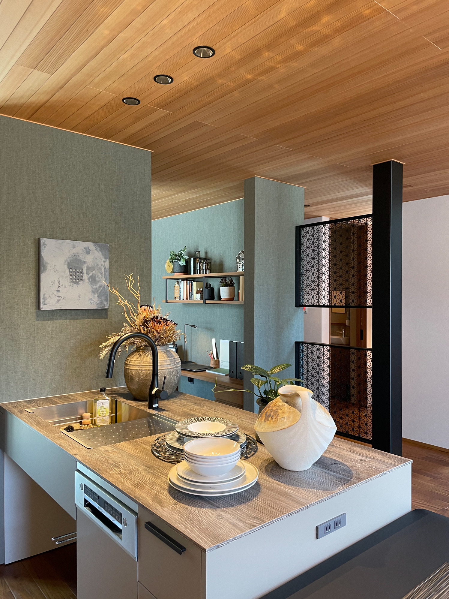 施工事例 No. 159 “見せる壁”という選択。空間を引き締める、鉄のアクセント