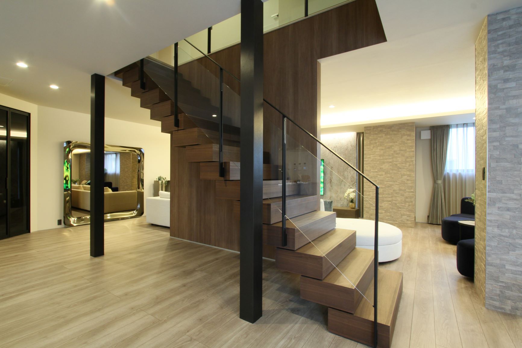 施工事例 No. 160 一段ごとに品格を。木の深み、線の美しさ、そして視線の抜け。すべてが計算された一段