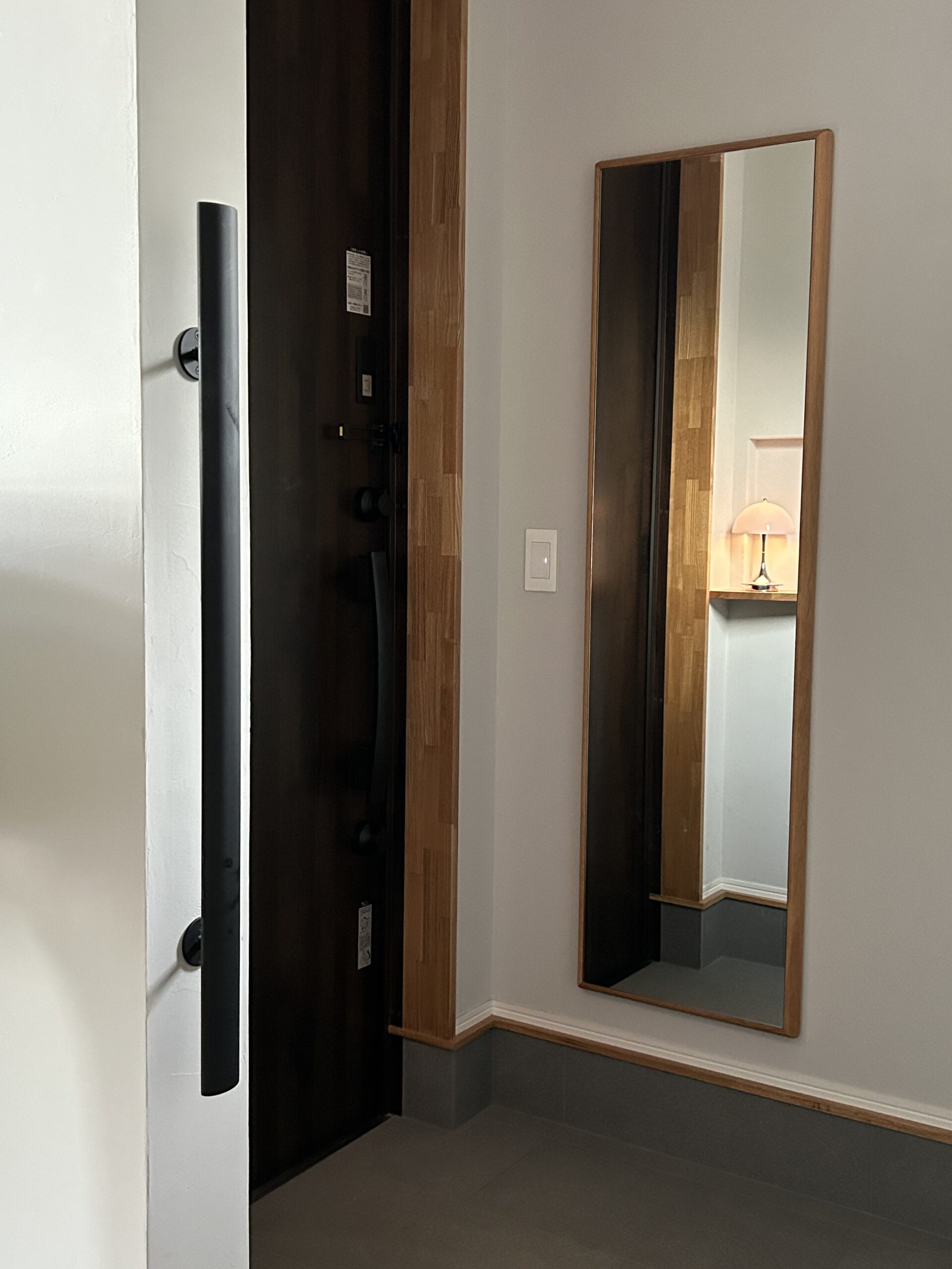 施工事例 No. 126 空間に自然と馴染むシンプルなスチール製玄関縦手すり