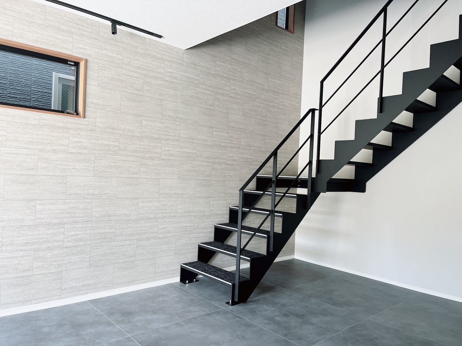 施工事例 No. 70 空間をぐっと引き締めるブラックのシースルー階段