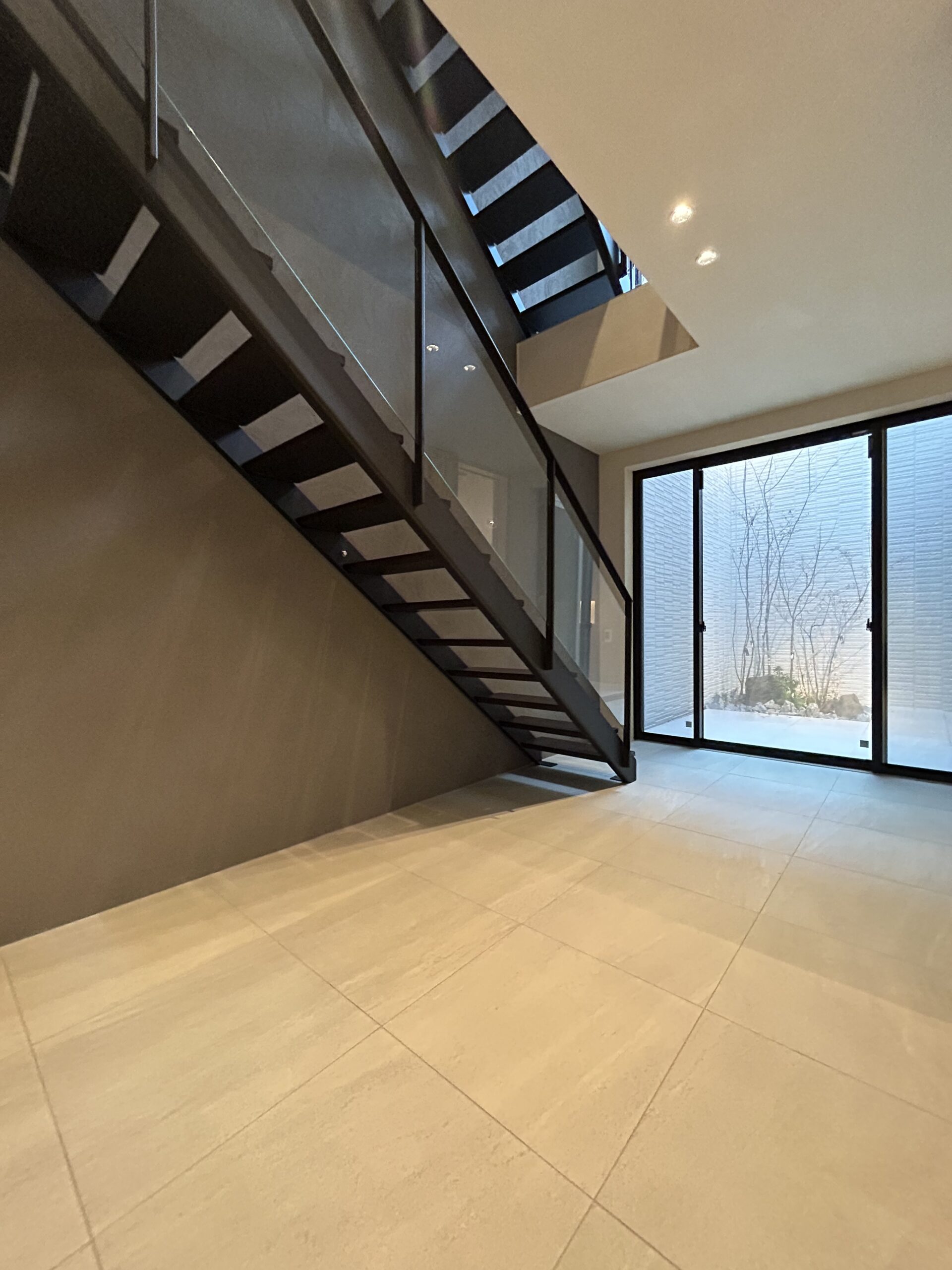 施工事例 No. 104 空間に、動きと美しさを。暮らしの中に静かに映える、螺旋のデザイン。