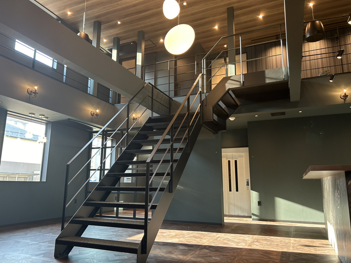 施工事例 No. 122 見せたくなる階段が、暮らしを変える。リビングに映える、デザインの力。