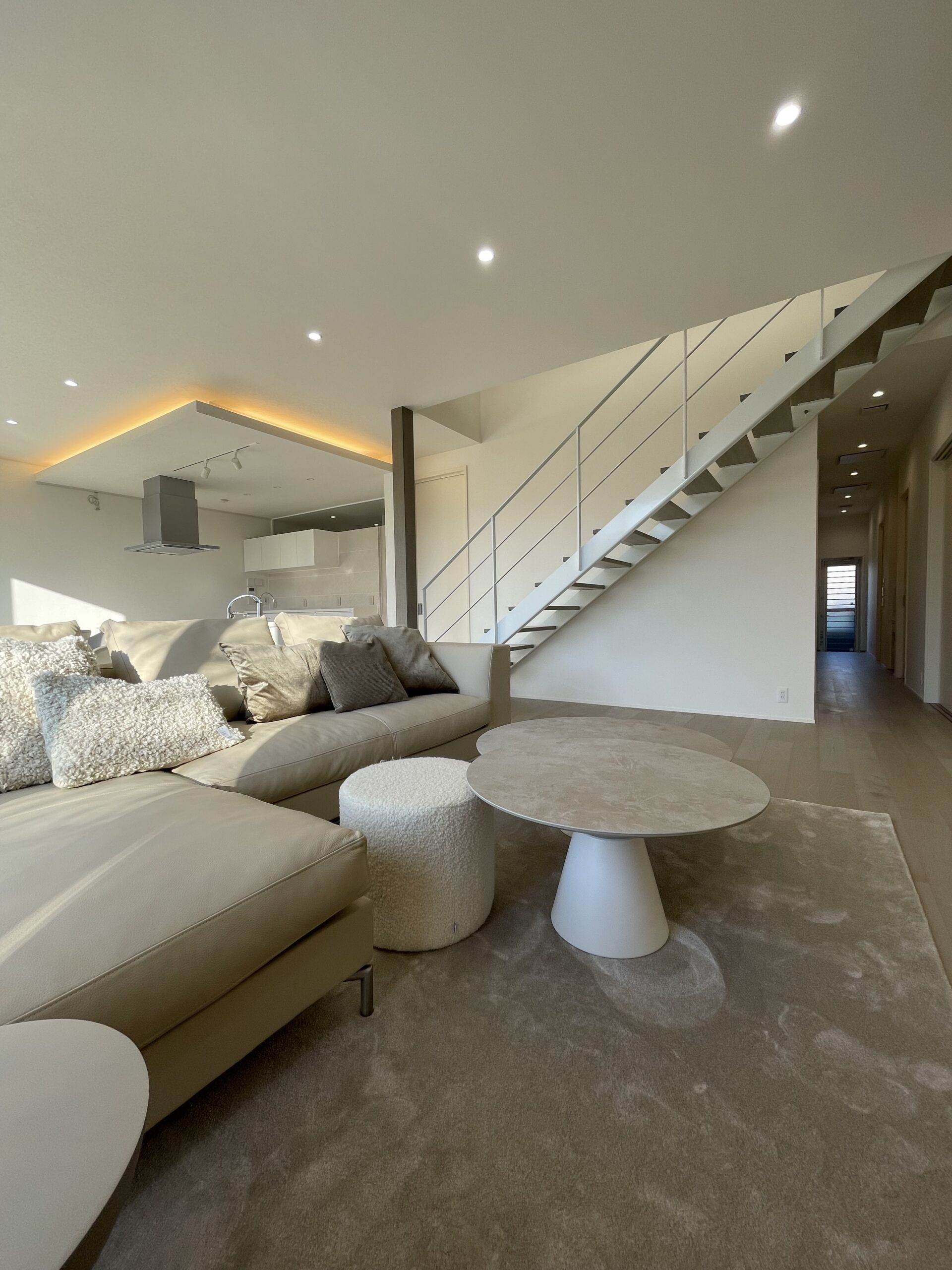 施工事例 No. 145 ホワイトのシースルー階段が、明るいリビングに軽やかなアクセントをプラス