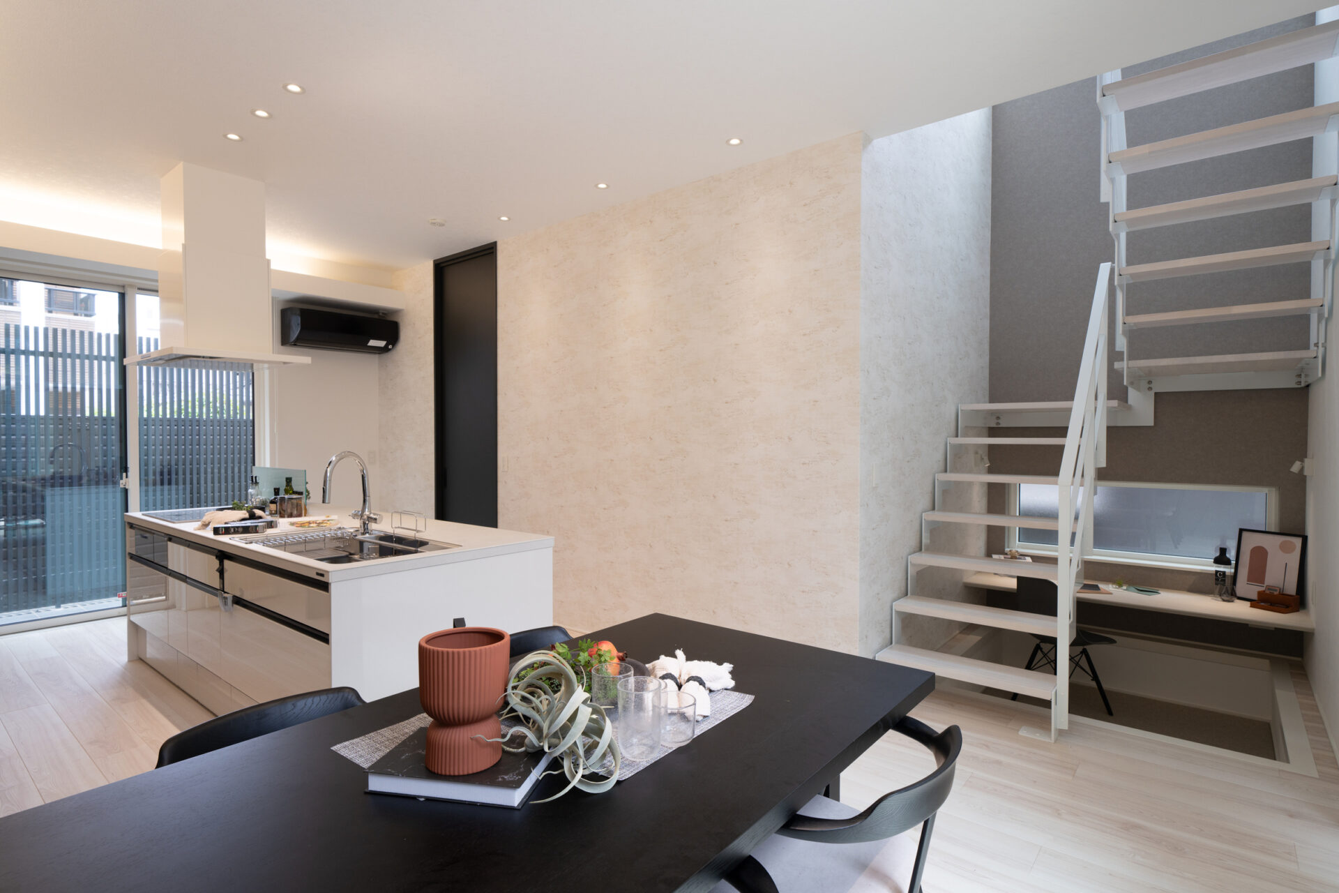 施工事例 No. 68 シースルー階段で、日常にスタイリッシュな抜け感を