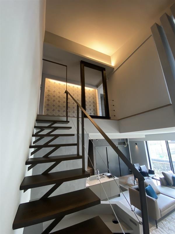 施工事例 No. 99 鉄と光がつくる、静かな存在感。無機質にして、あたたかい。