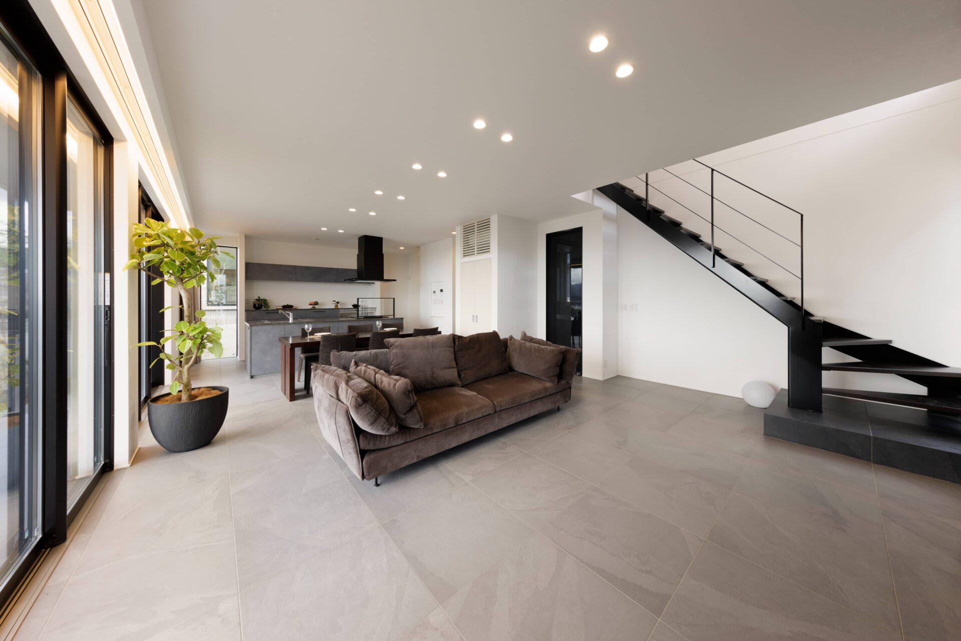 施工事例 No. 80 空間をぐっと引き締めるブラックのシースルー階段