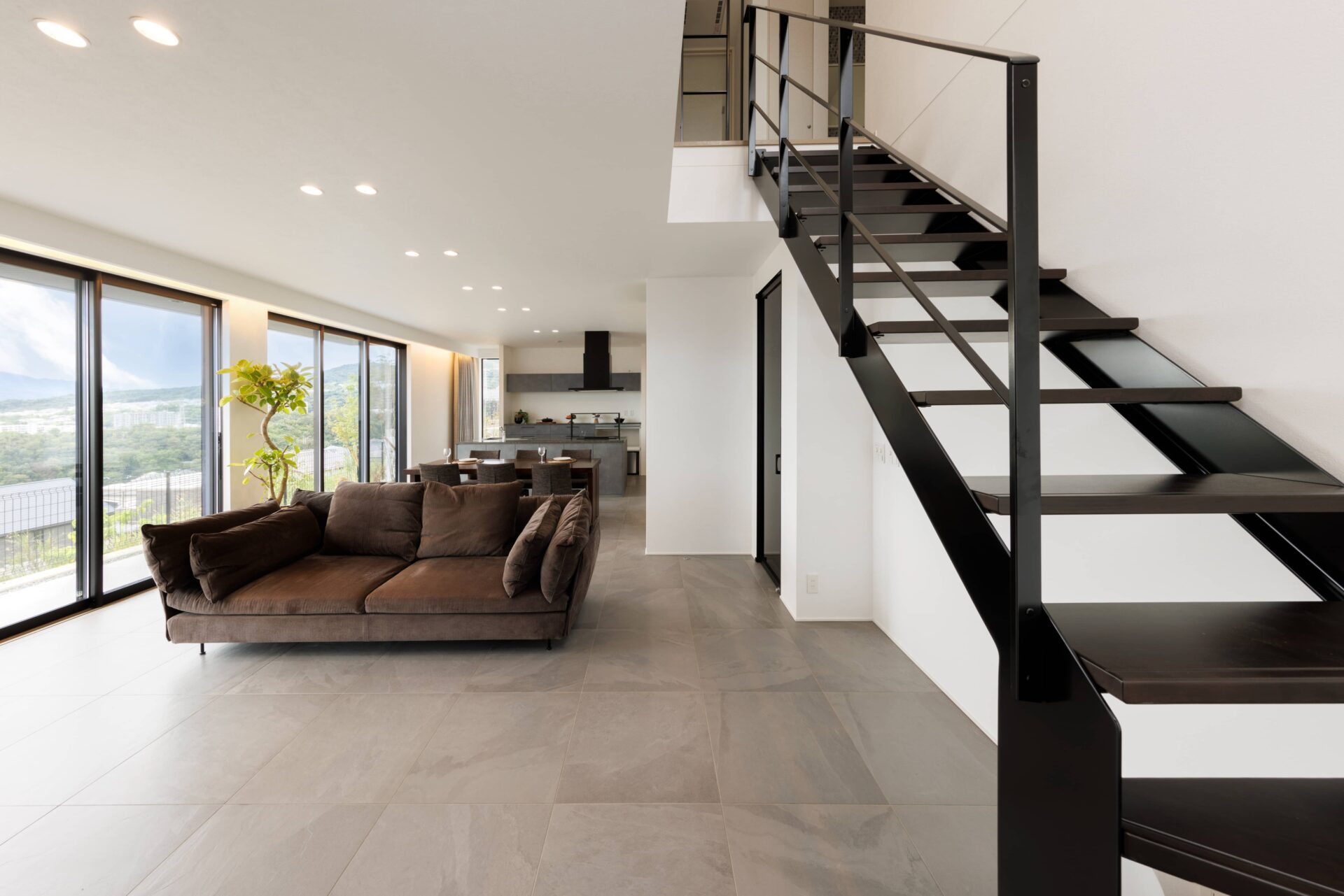 施工事例 No. 107 空間をぐっと引き締めるブラックのシースルー階段