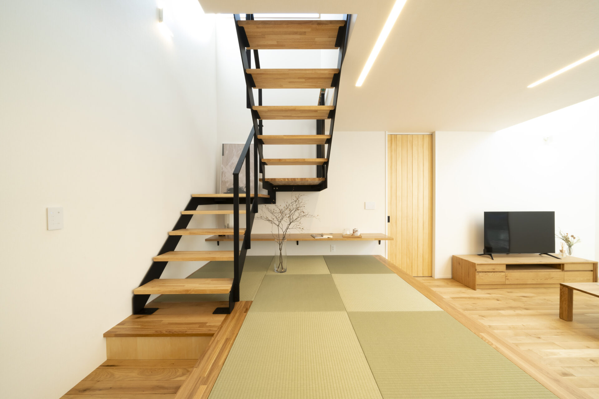 施工事例 No. 147 畳コーナーとシースルー階段が調和し、和モダンな暮らしに軽やかなアクセント