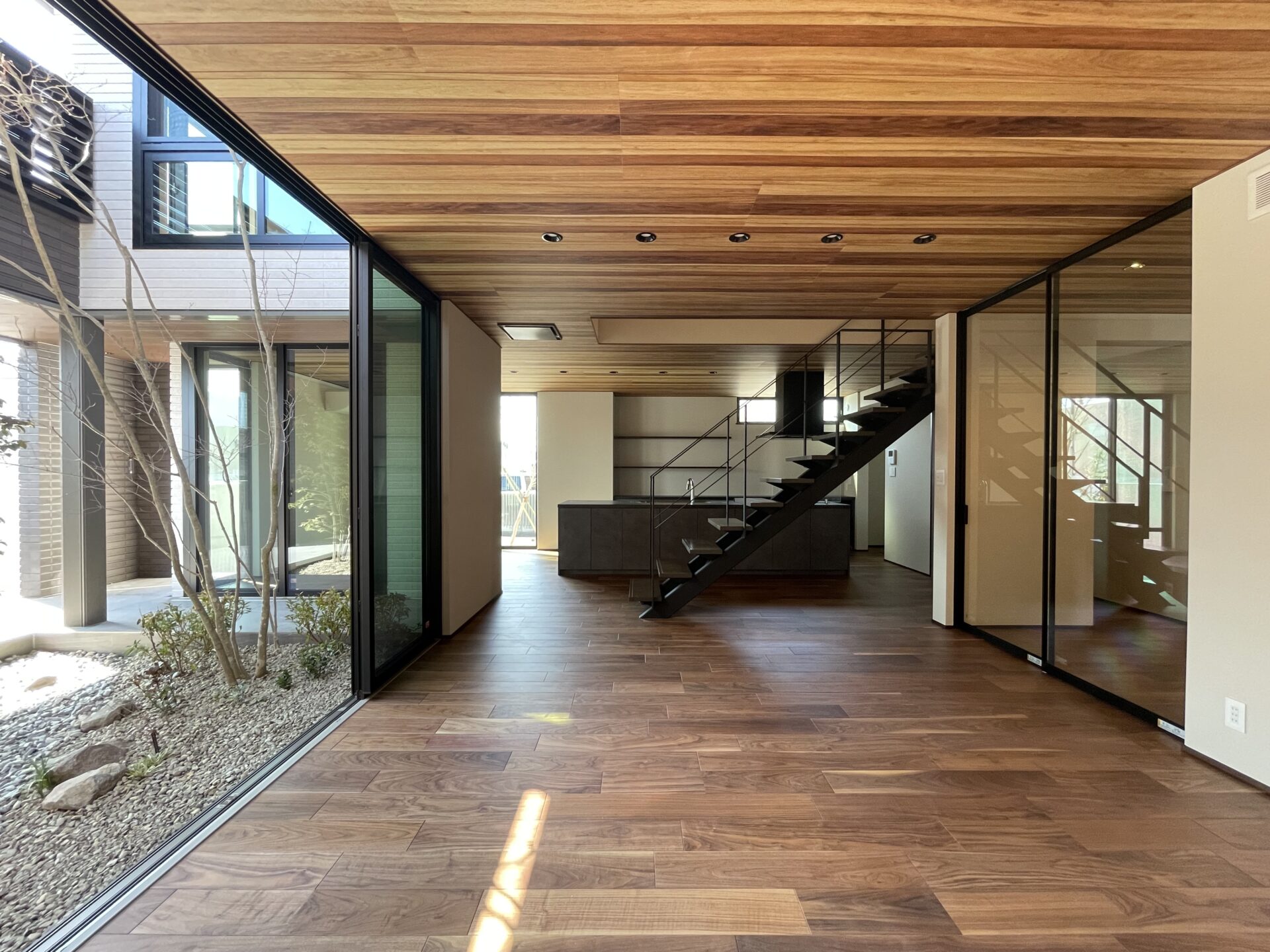 施工事例 No. 65 庭と室内をやわらかにつなぐ、透け感のあるシースル階段