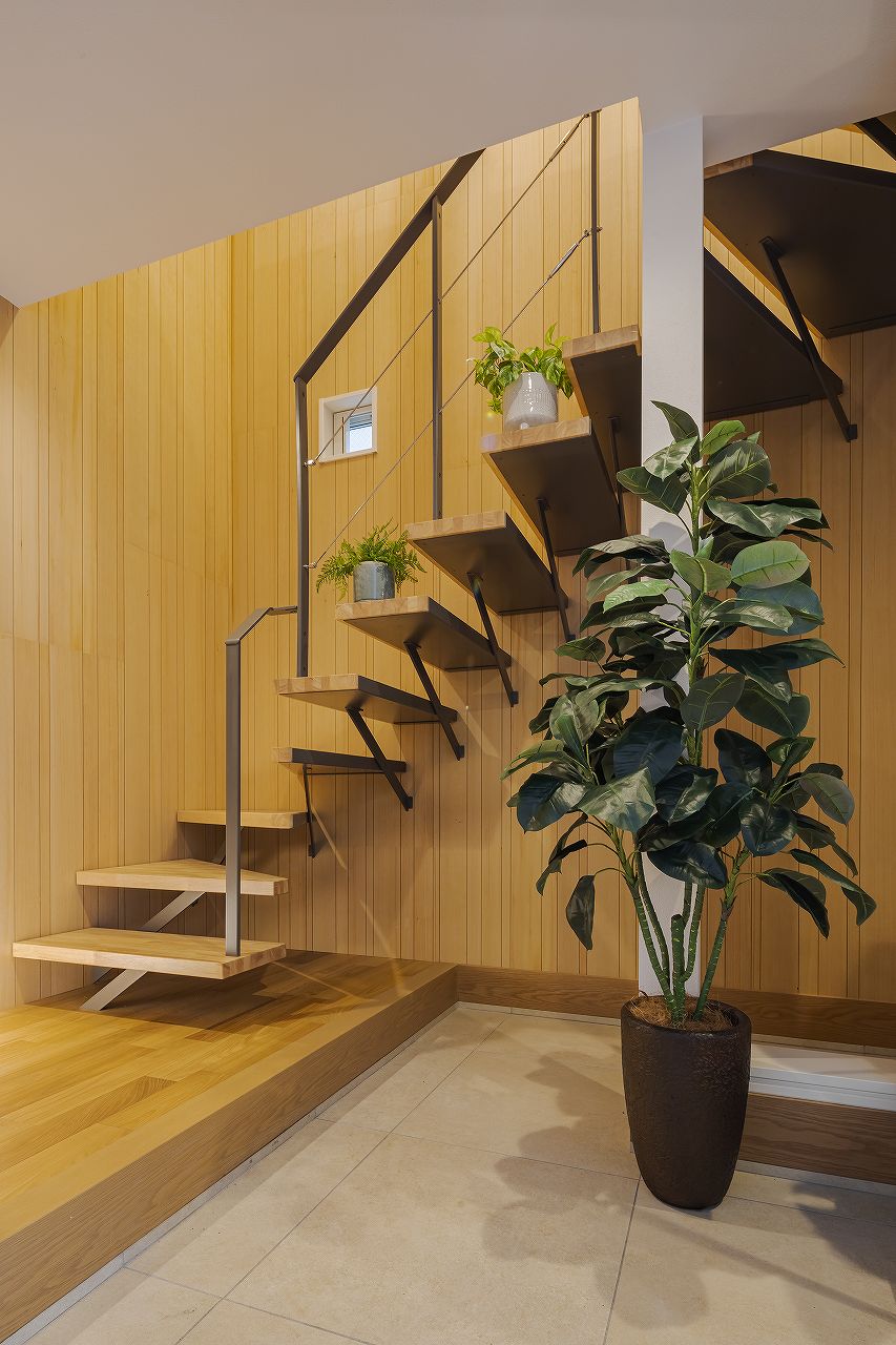 施工事例 No. 219 木質空間に馴染む片持ち階段でインパクトのある玄関に