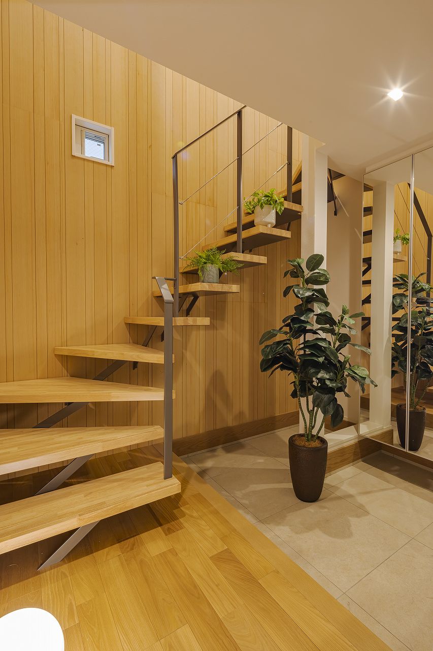 施工事例 No. 257 木質空間に馴染む片持ち階段でインパクトのある玄関に