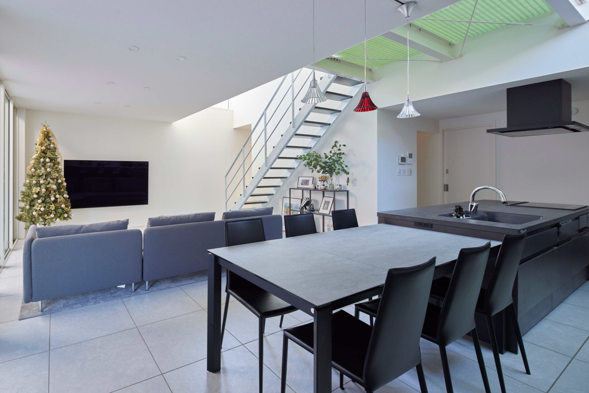 施工事例 No. 333 白いタイル空間にモノトーンの階段 - Part 3