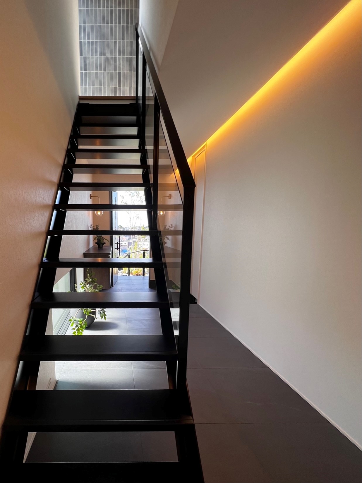 施工事例 No. 293 玄関から見て美しいシースルー階段 - Part 3