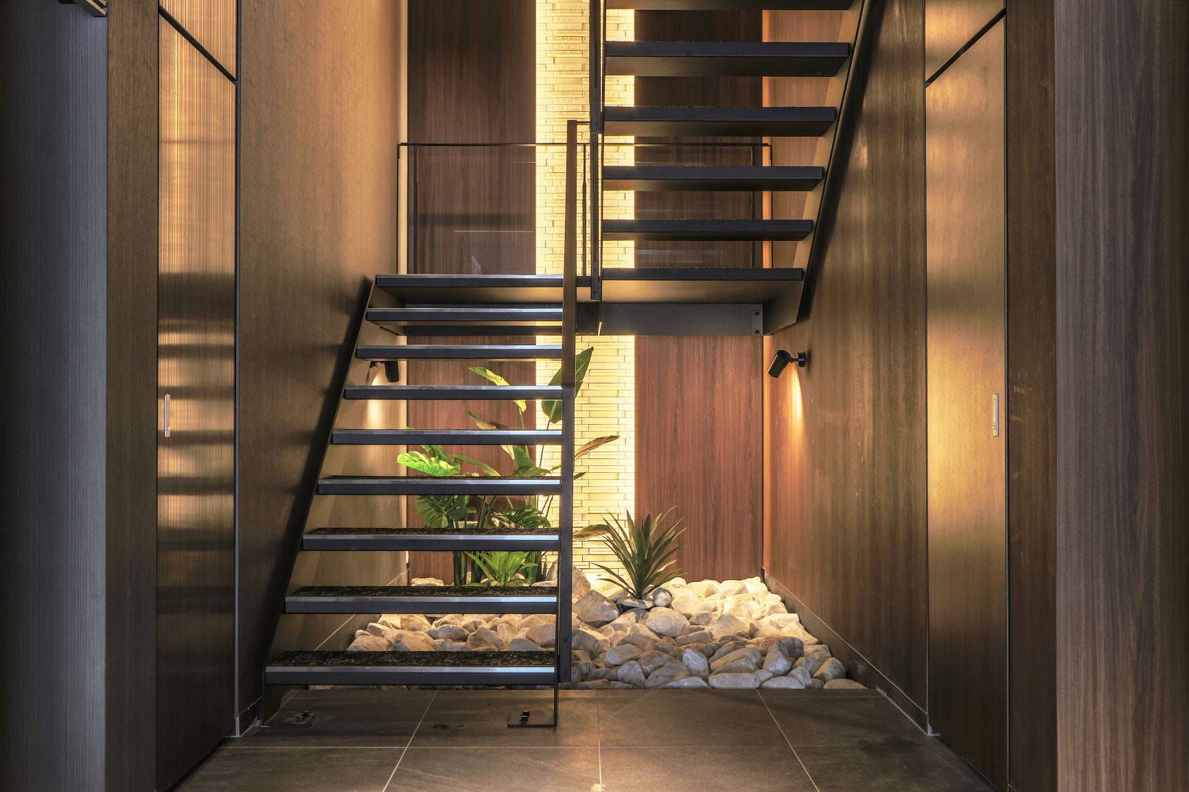 施工事例 No. 225 入居者の満足度を高める共用シースルー階段