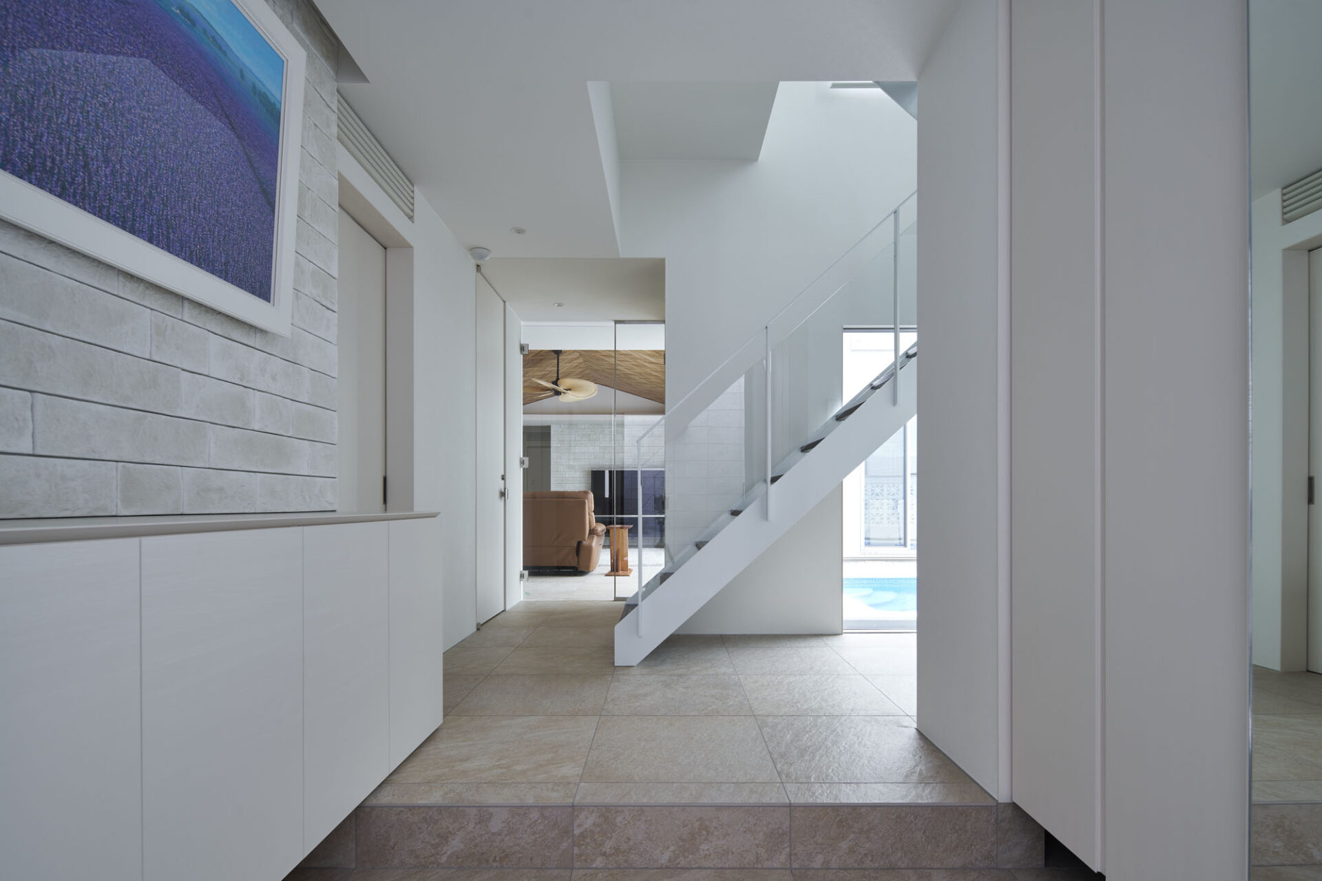 施工事例 No. 299 白い階段のシルエットの向こうに水盤のある風景を楽しむ