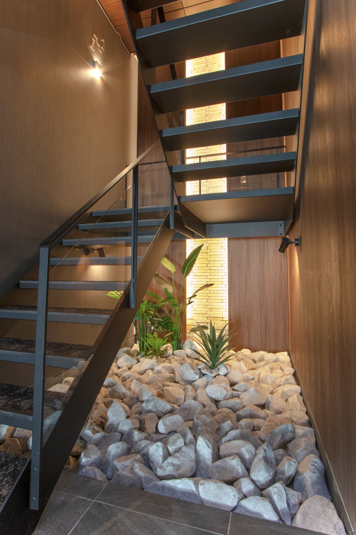 施工事例 No. 263 入居者の満足度を高める共用シースルー階段