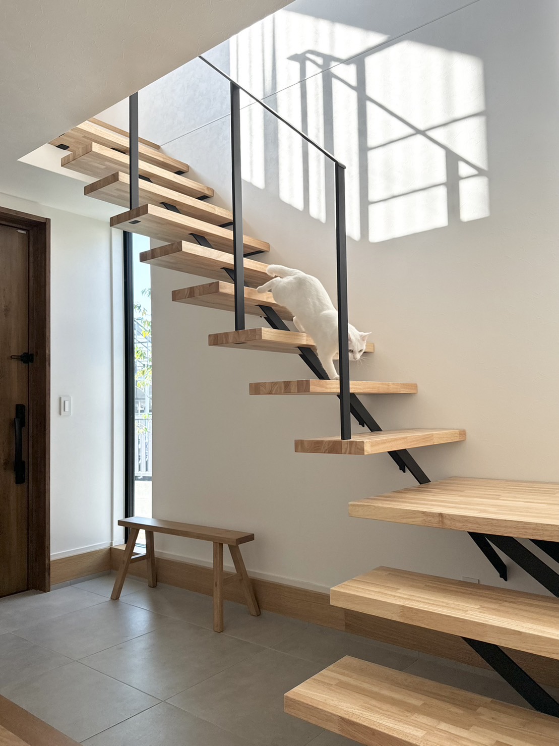 施工事例 No. 278 より抜け感が強いシャープな片持ち階段