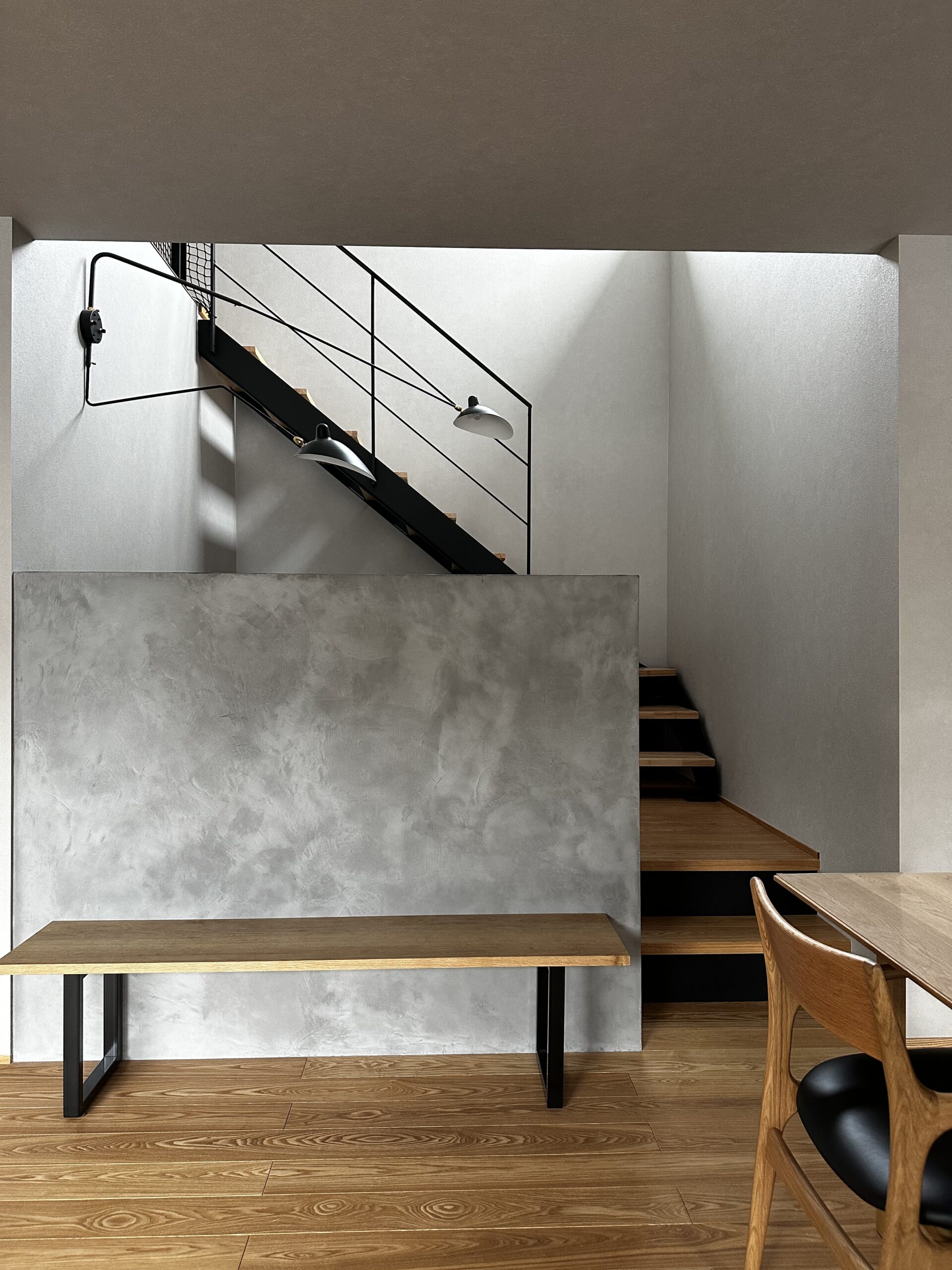 施工事例 No. 224 昼と夜で表情を変える階段が生み出す影