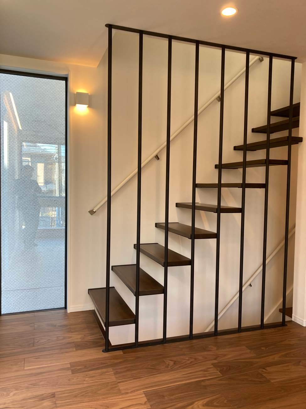 施工事例 No. 241 視線を通すシースルー階段で、狭小地でも開放的な空間に