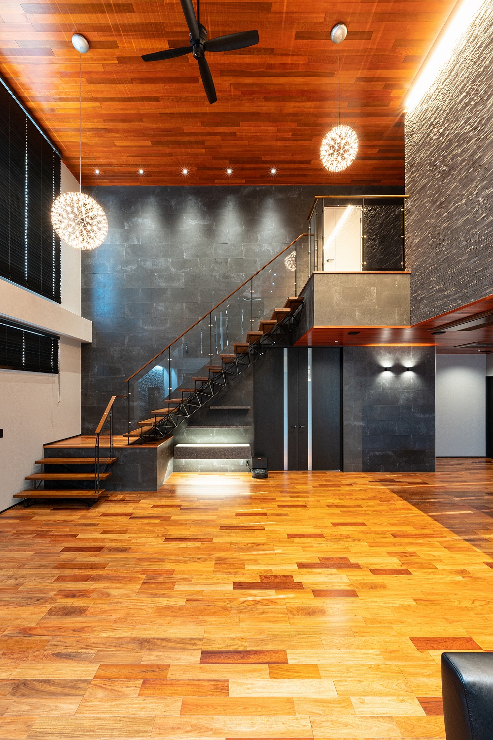 施工事例 No. 352 リビングに力強さを刻む、武骨な立体トラス階段