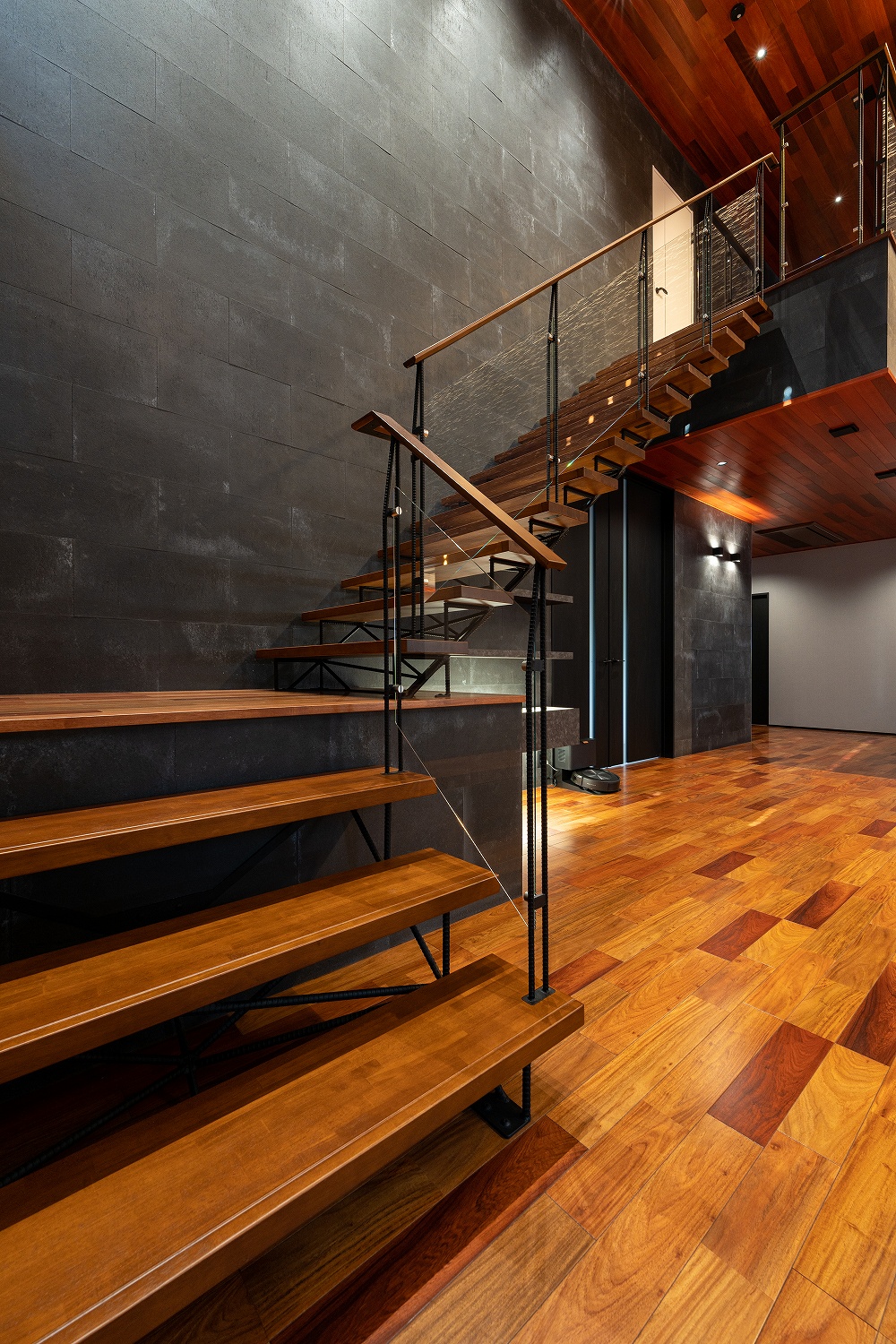 施工事例 No. 355 リビングに力強さを刻む、武骨な立体トラス階段