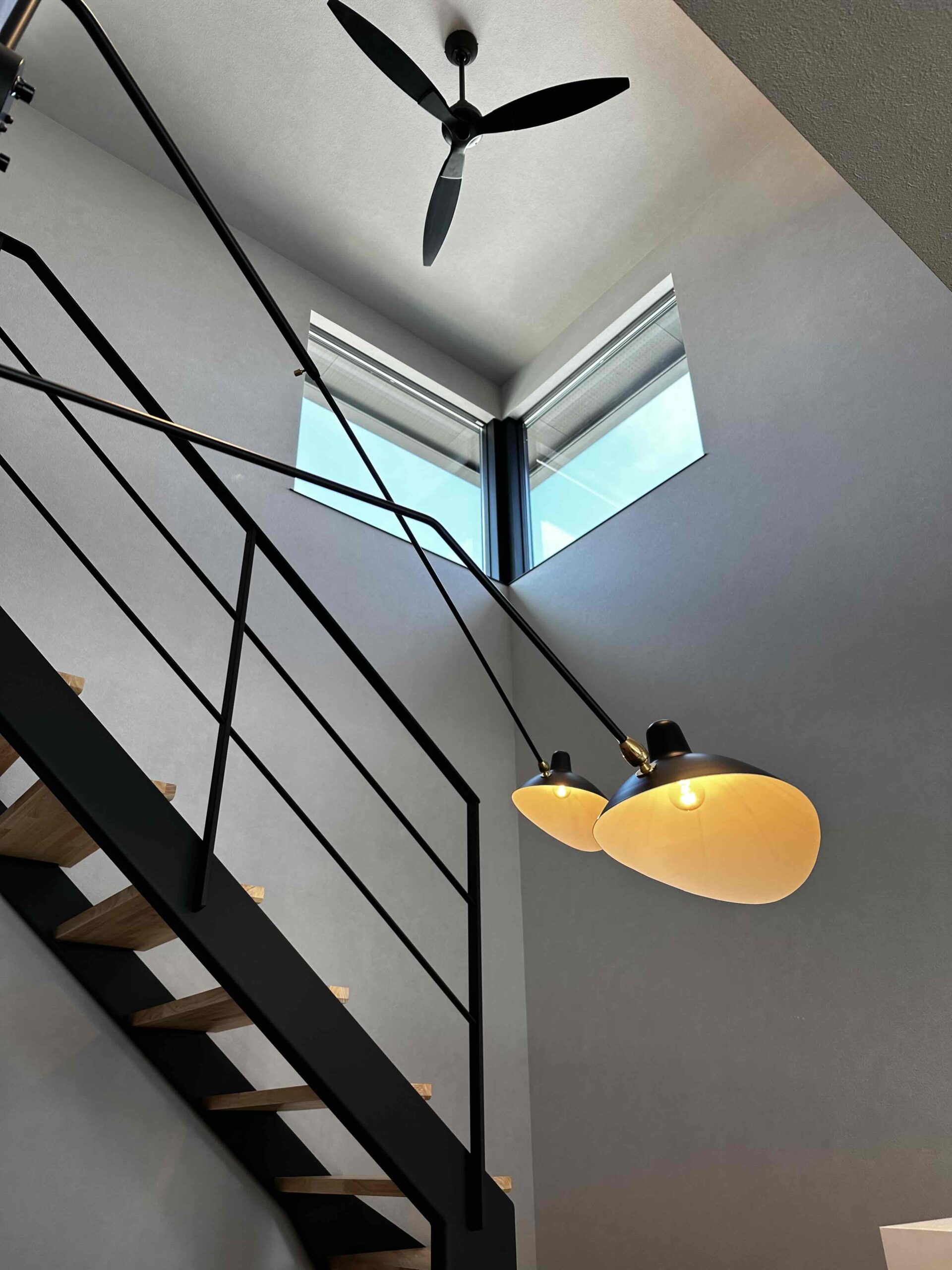 施工事例 No. 334 昼と夜で表情を変える階段が生み出す影