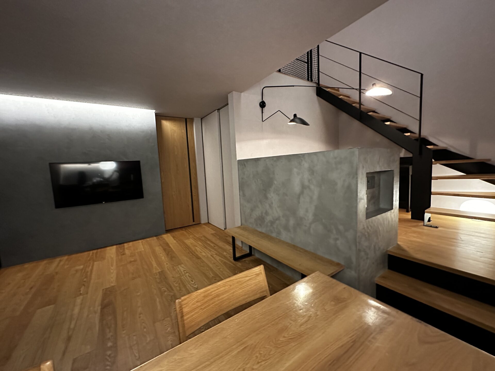 施工事例 No. 262 昼と夜で表情を変える階段が生み出す影