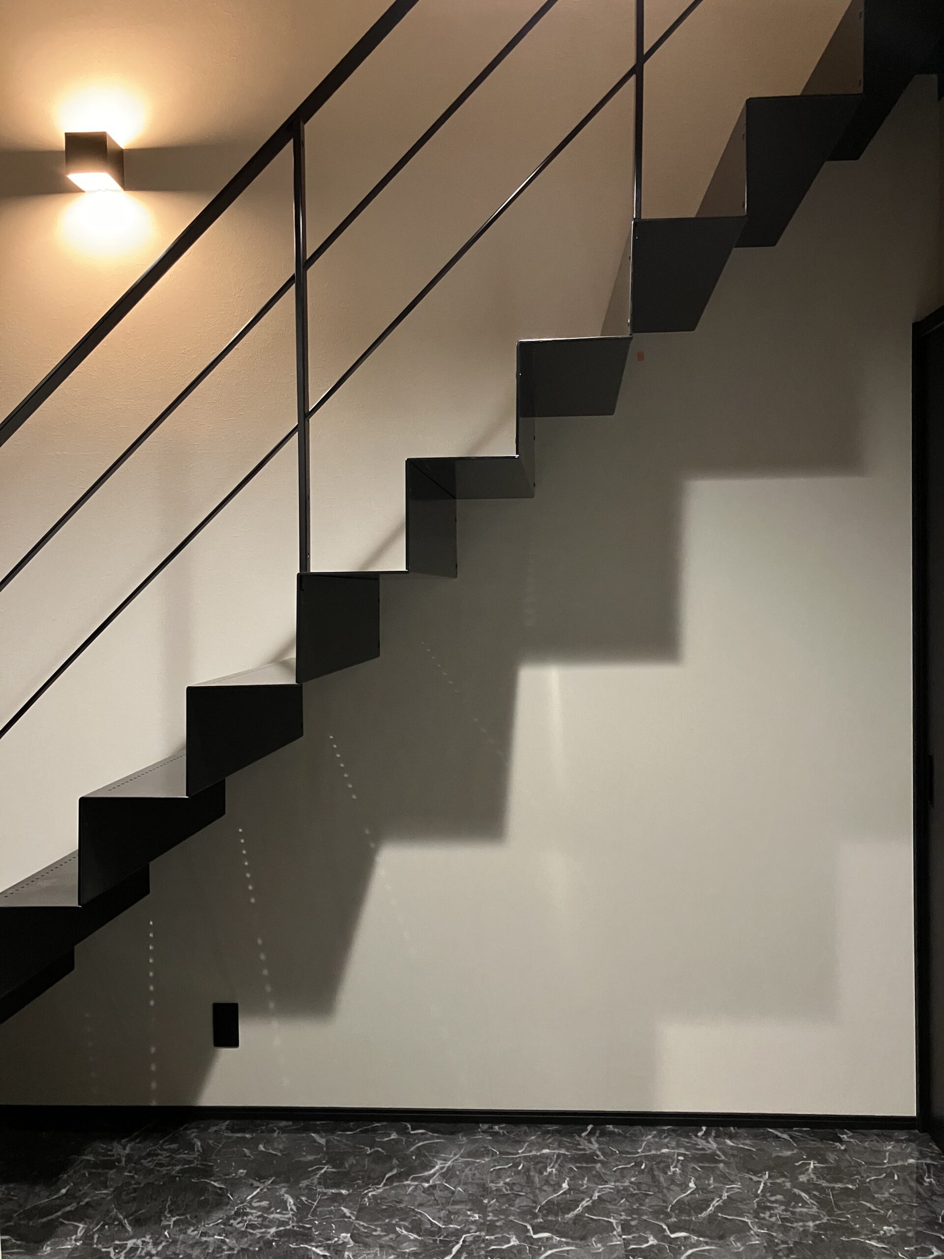 施工事例 No. 289 まるでアート作品のようなデザイン階段