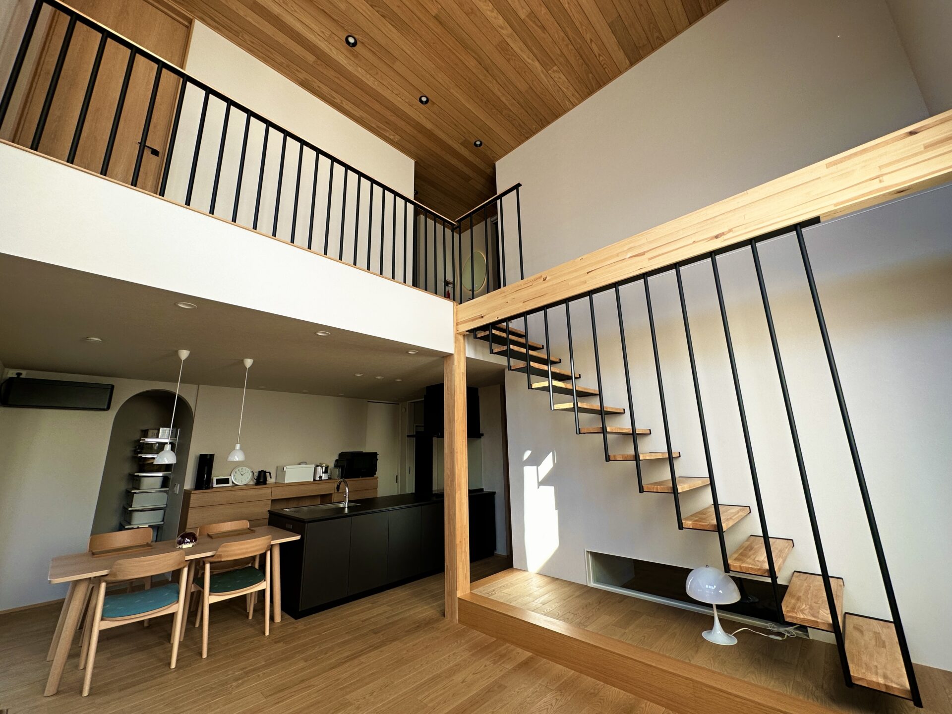 施工事例 No. 330 空中に浮かぶような階段で魅せるリビング空間