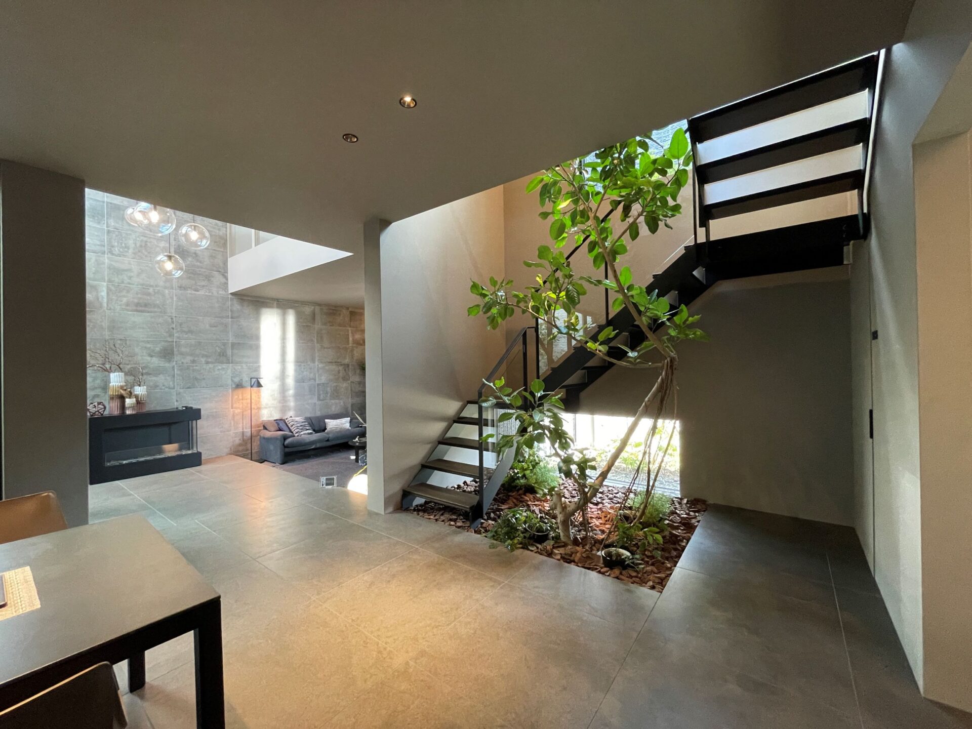 施工事例 No. 222 緑に囲まれたオブジェのような階段